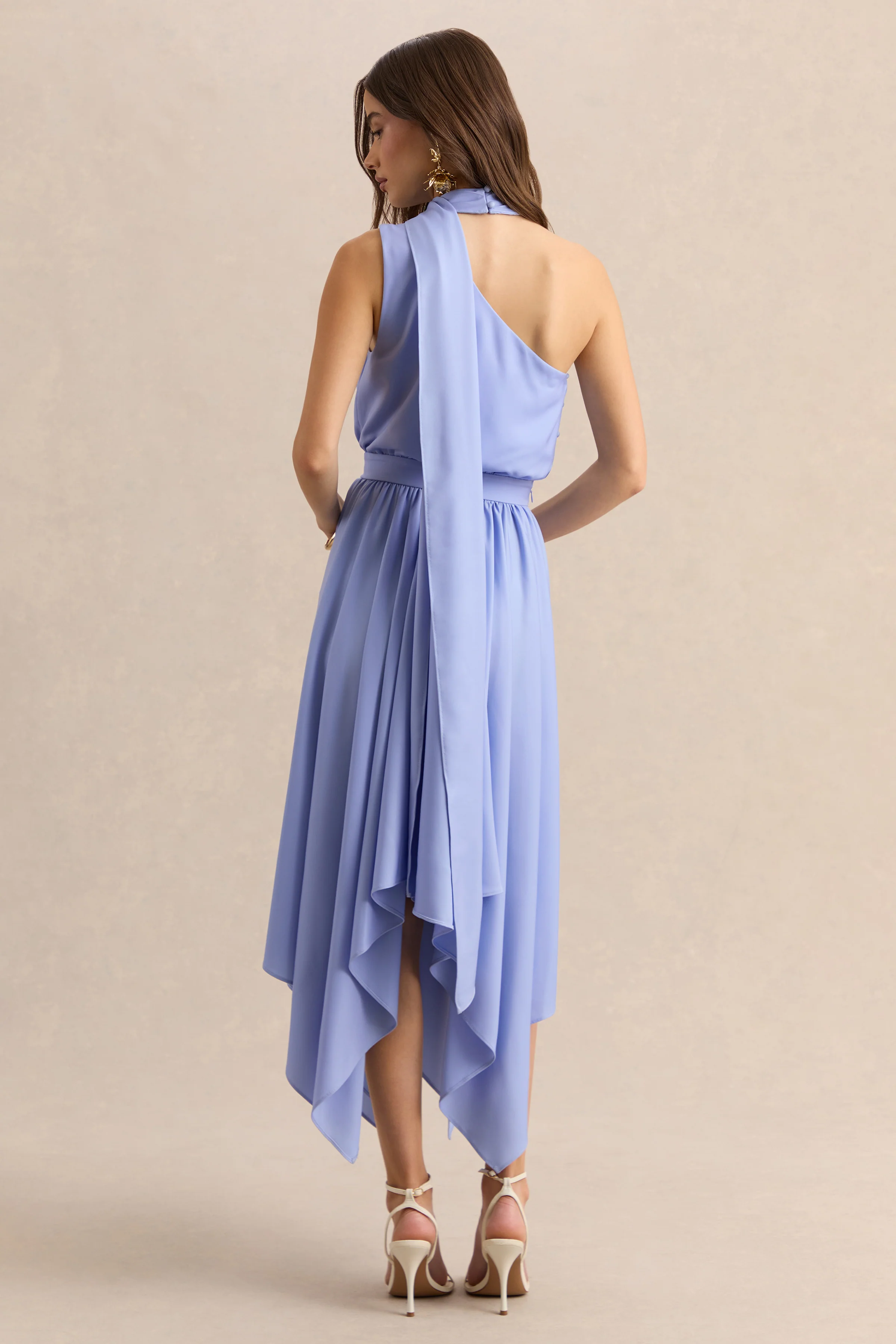 Caluna | Robe mi-longue en satin bleu poudre à encolure asymétrique avec détail écharpe - Image 2