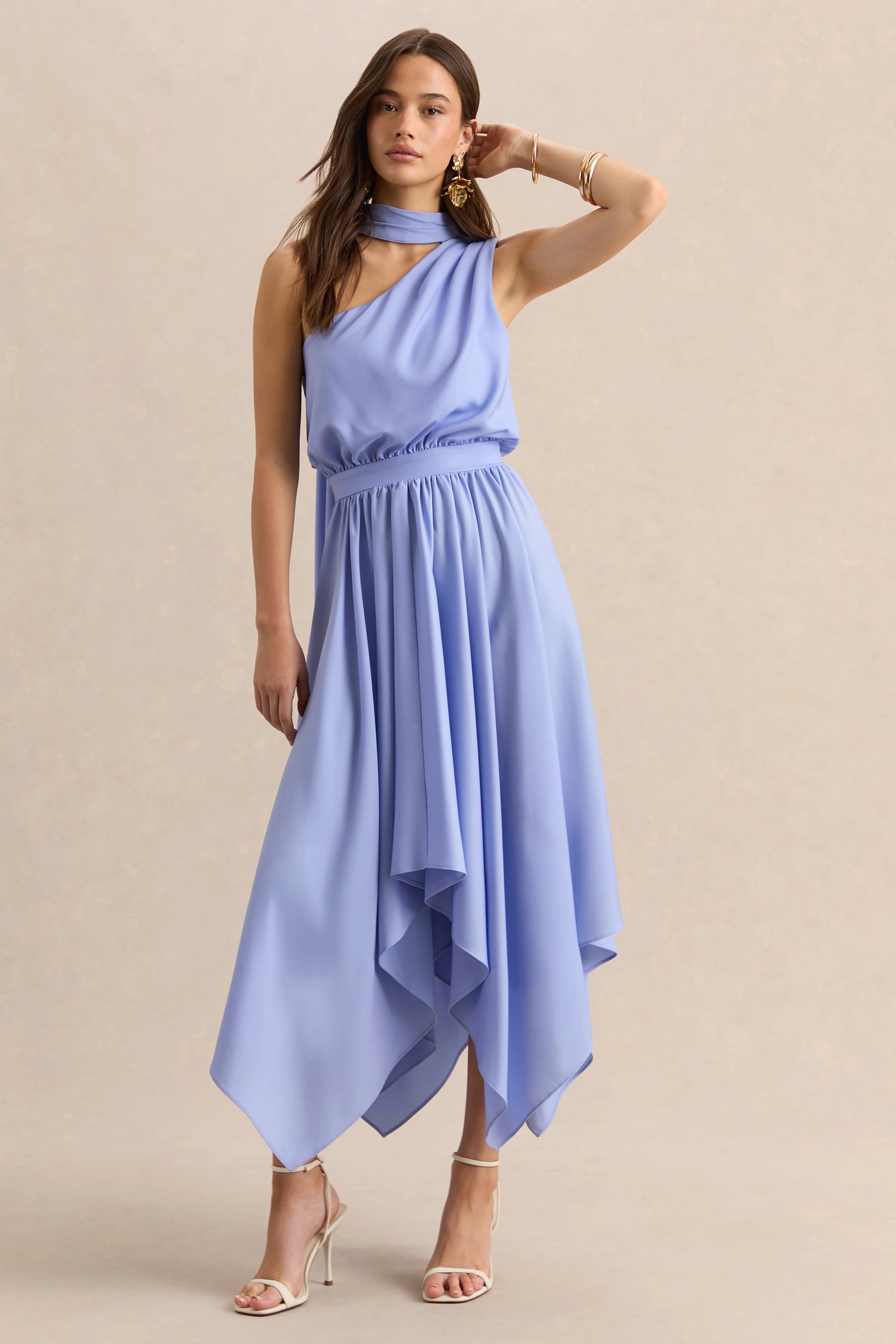 Caluna | Robe mi-longue en satin bleu poudre à encolure asymétrique avec détail écharpe - Image 4