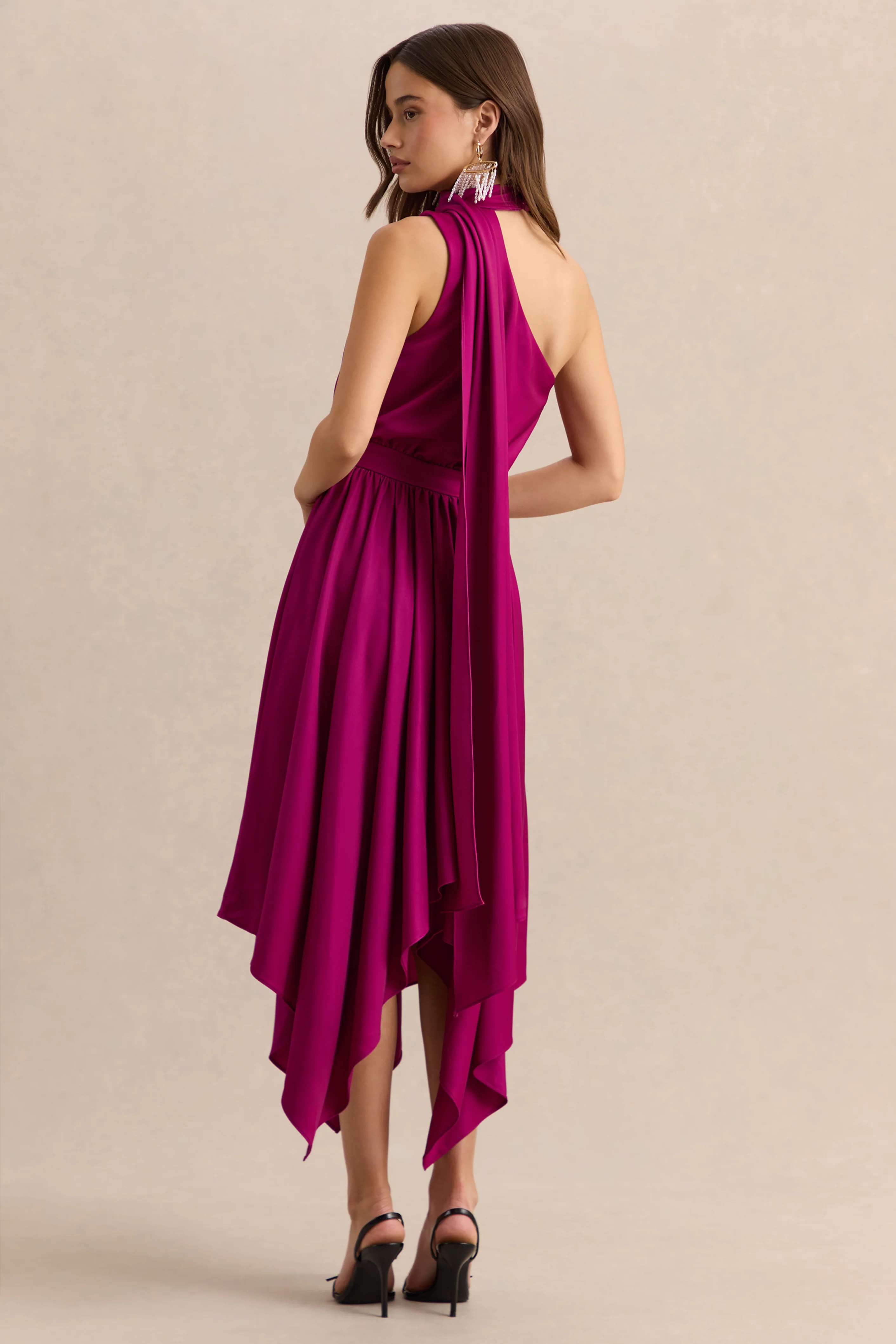 Caluna | Robe mi-longue en satin rose fuchsia à encolure asymétrique avec détail écharpe - Image 2