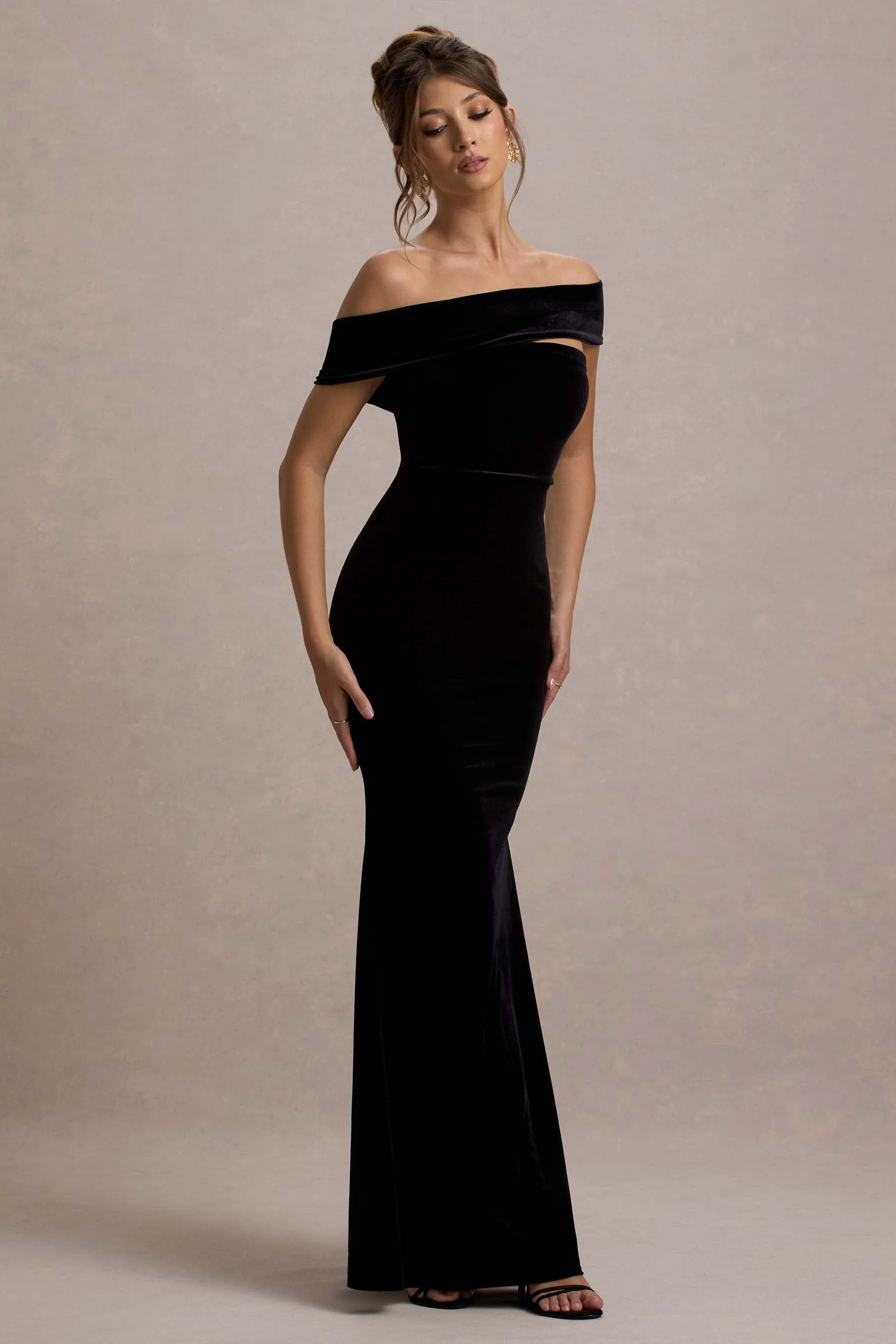 Candela | Robe longue bardot asymétrique en velours noir - Image 4
