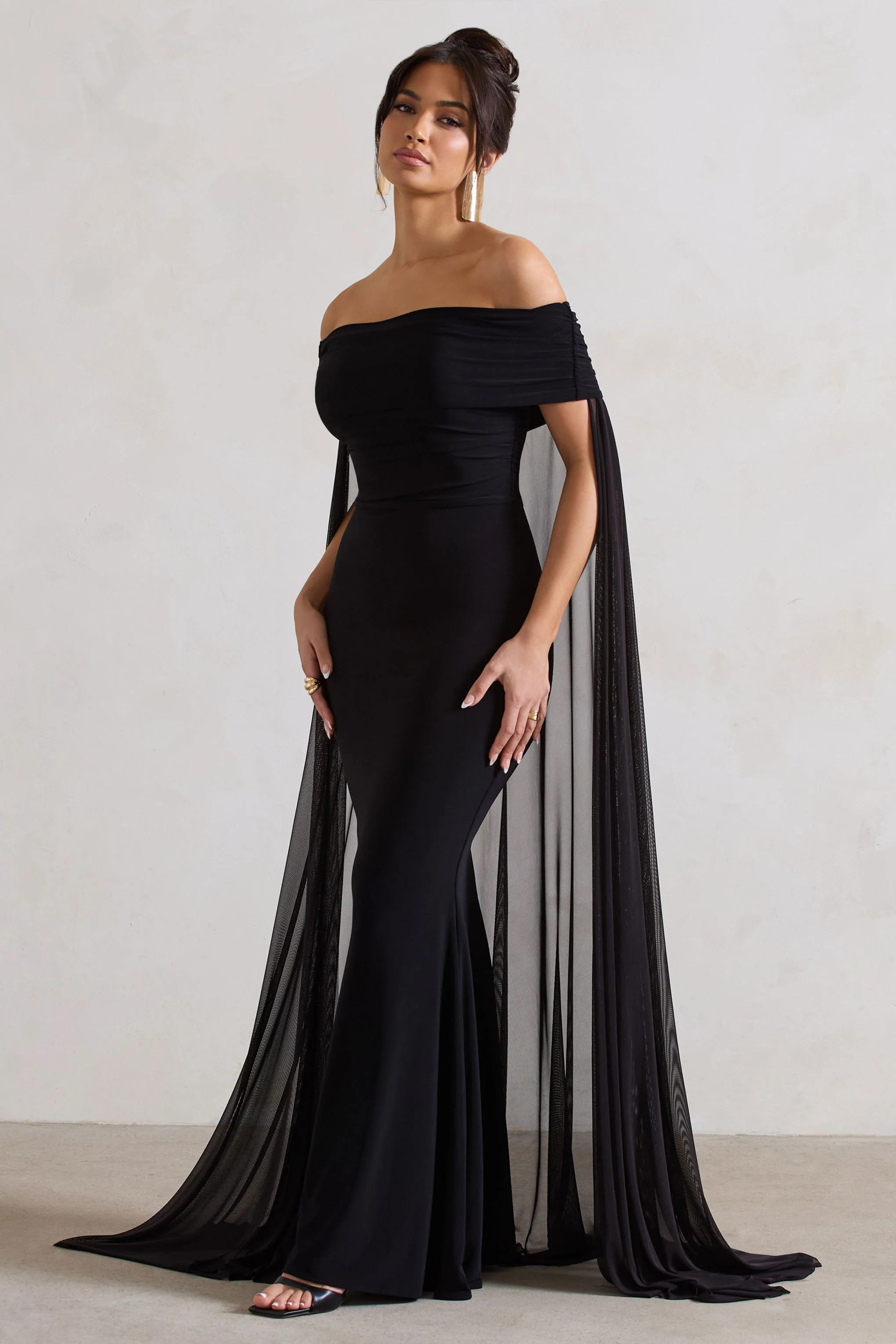 Carlotta | Robe longue noire à encolure bardot et cape en mousseline - Image 4