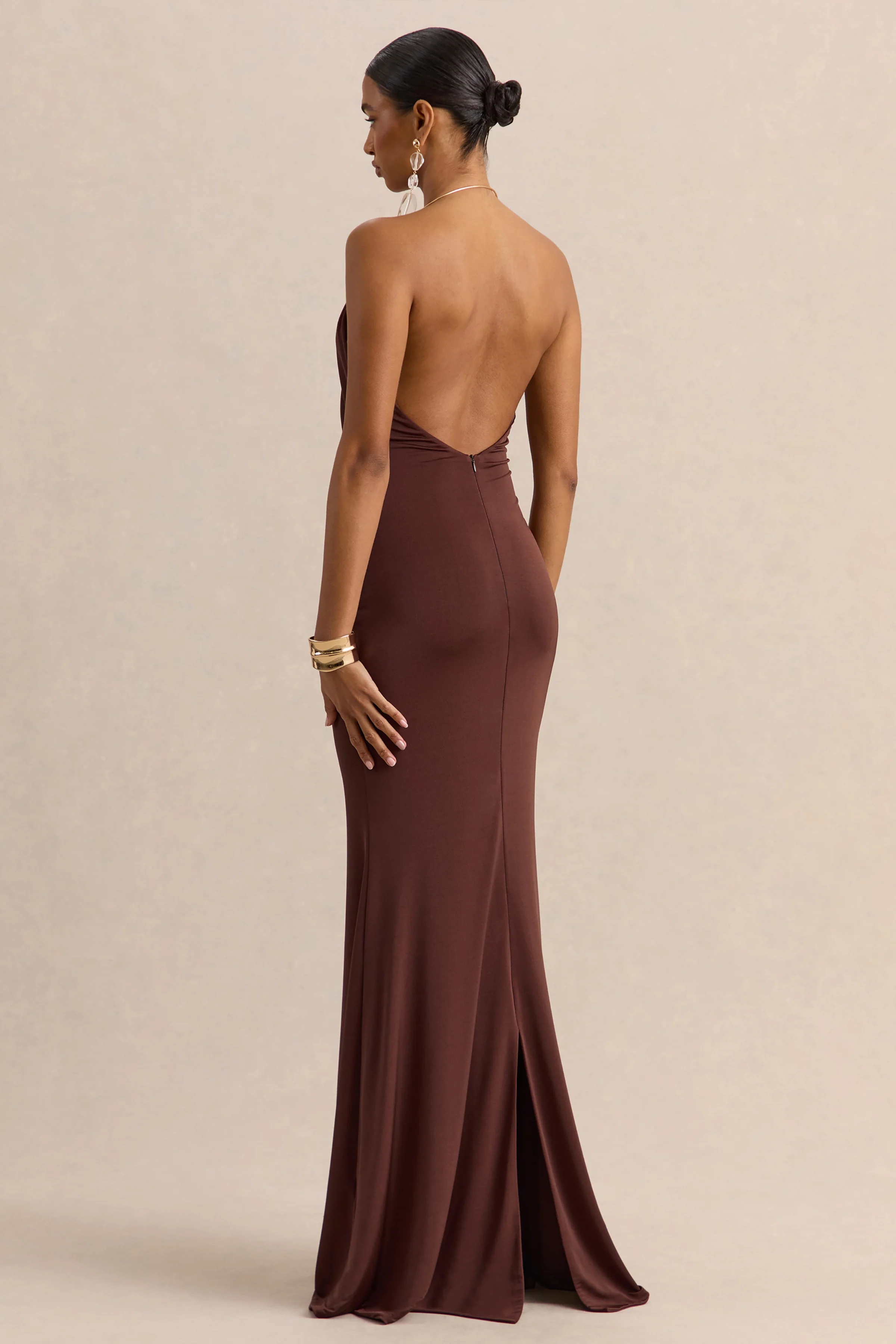 Chanterra | Robe longue marron à encolure dos nu avec détails drapés - Image 2
