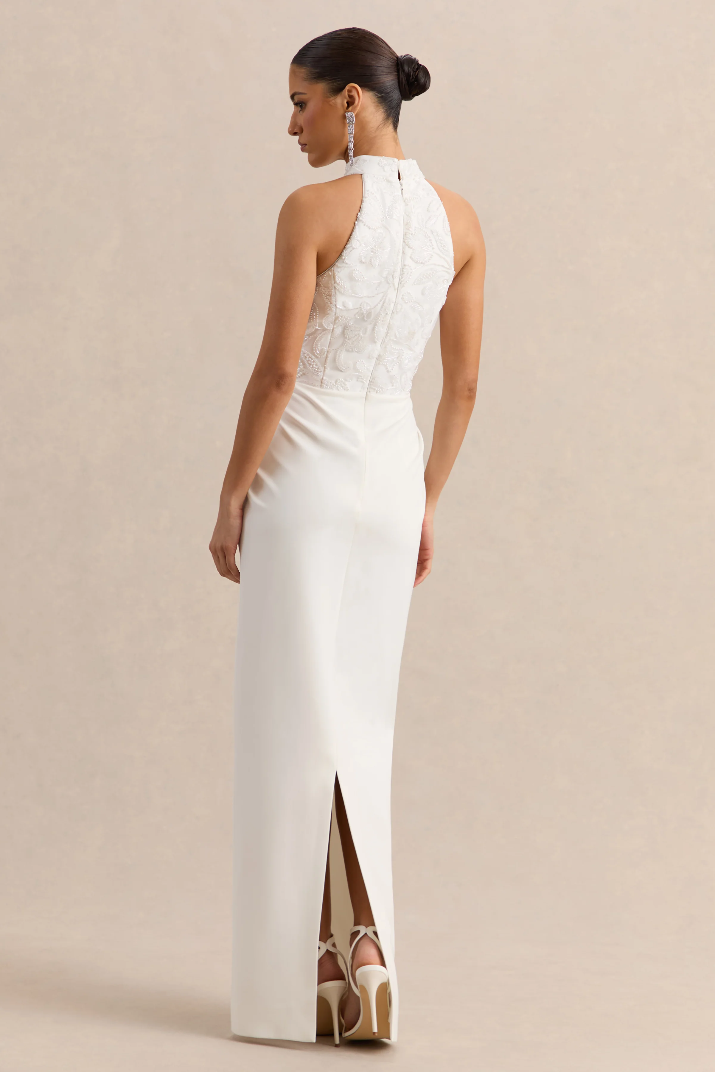 Charlotte | Robe longue blanche à encolure dos-nu avec détails froncés - Image 2