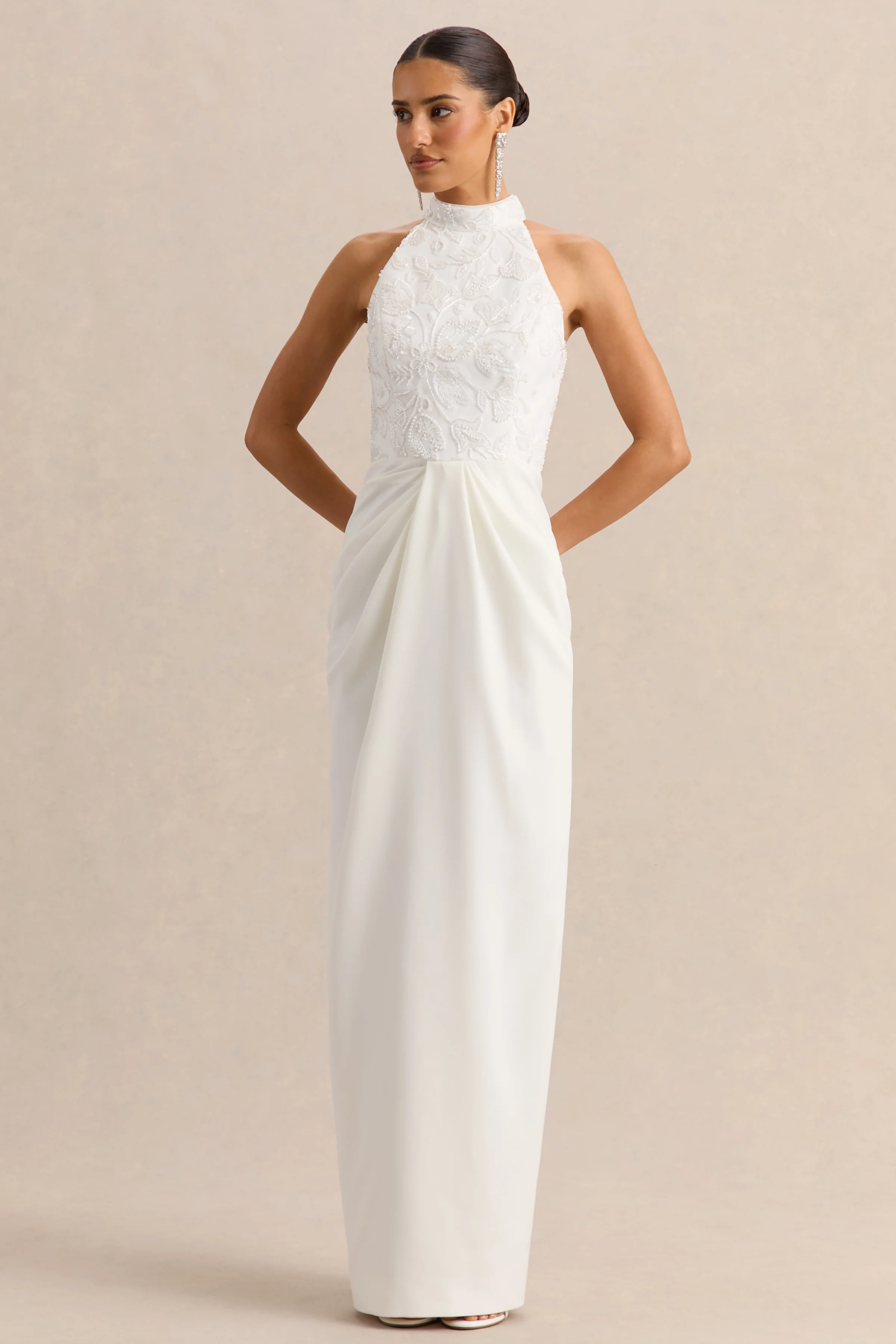 Charlotte | Robe longue blanche à encolure dos-nu avec détails froncés - Image 5