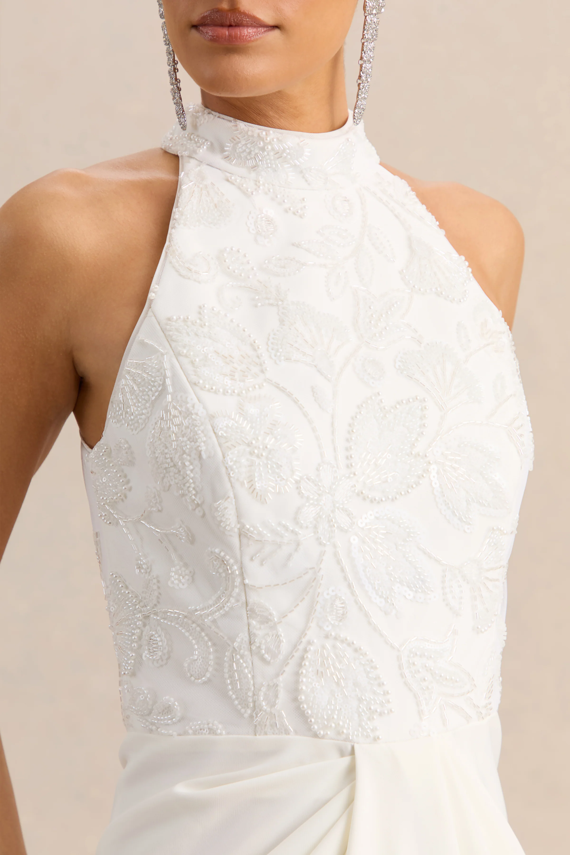 Charlotte | Robe longue blanche à encolure dos-nu avec détails froncés - Image 6