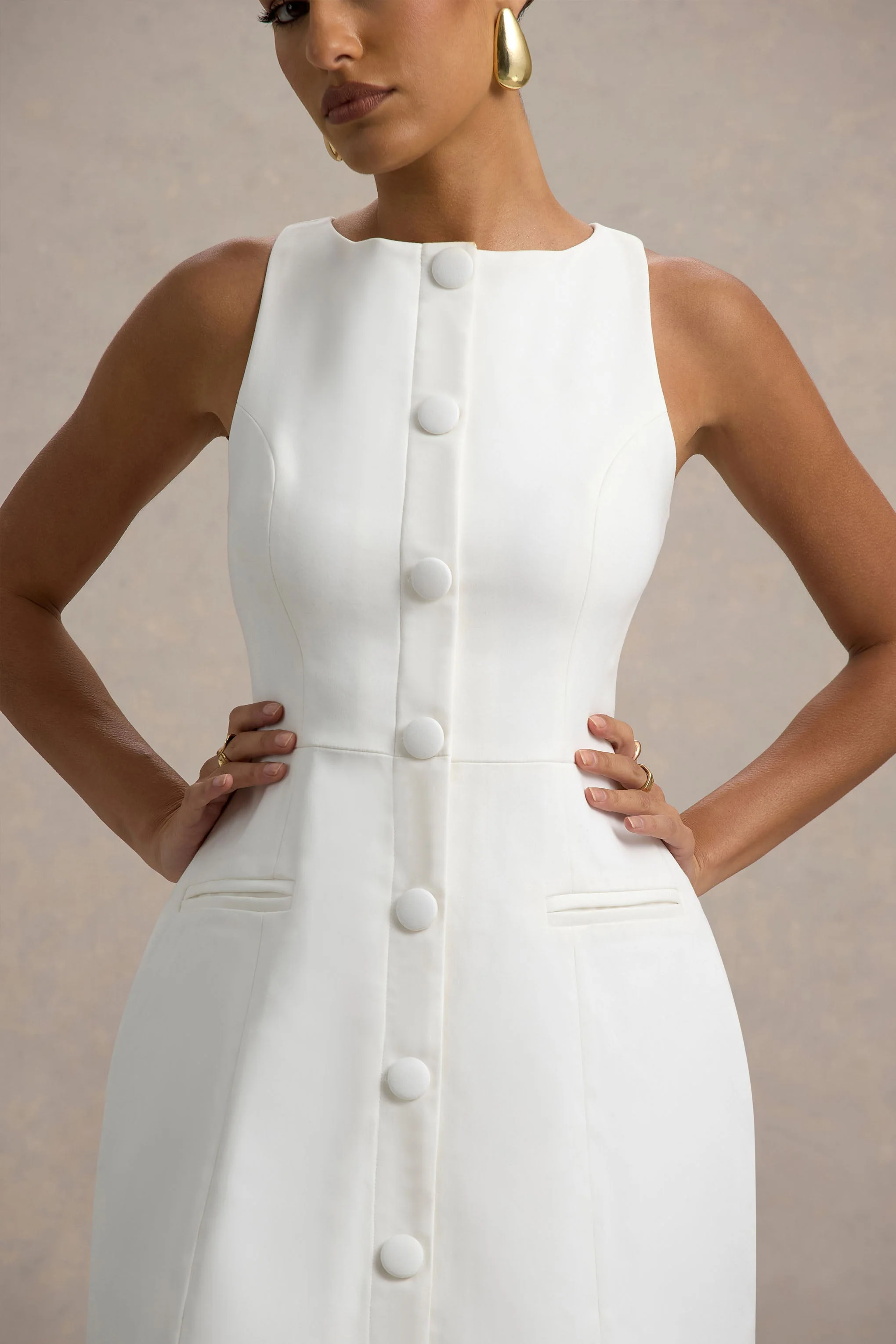 Cheri | Mini-robe blanche ajustée sans manches - Image 3