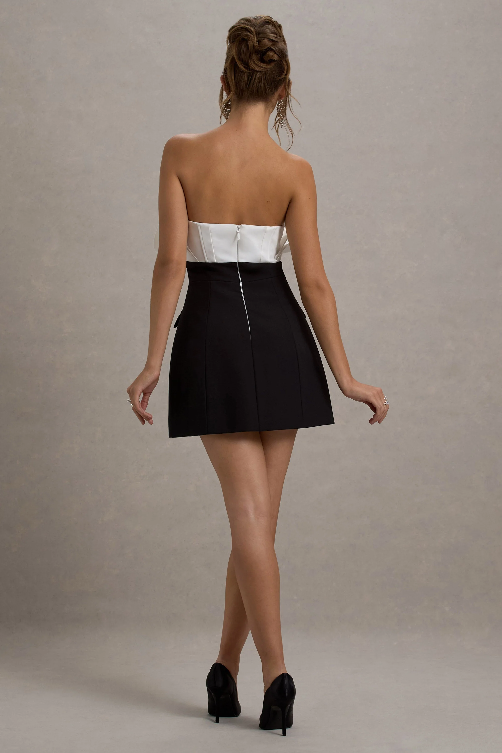 Clare | Mino-Robe cintrée sans bretelles à volants en noir et blanc - Image 3