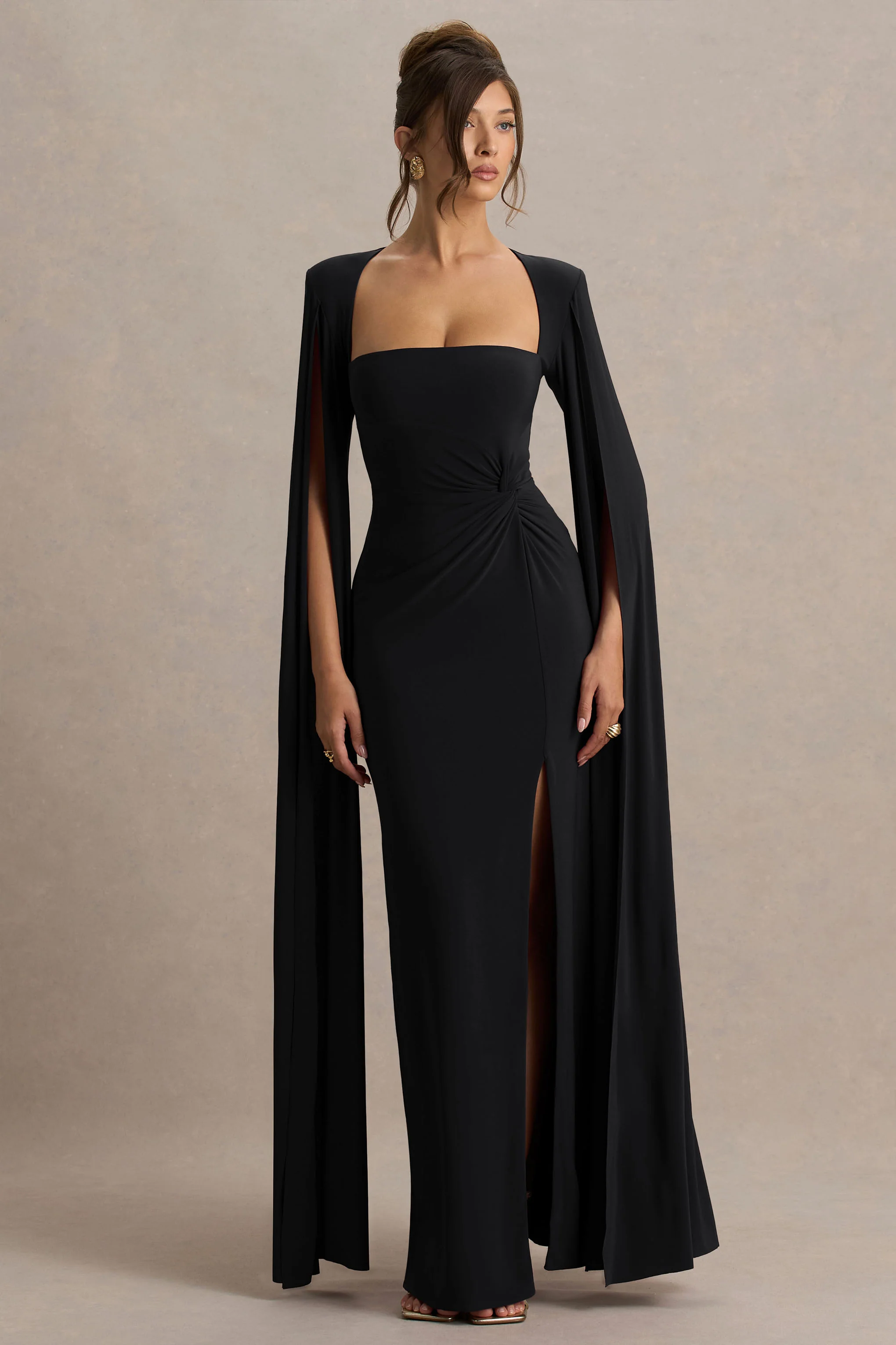 Claretta | Robe longue noire à encolure carrée torsadée avec manches cape - Image 4