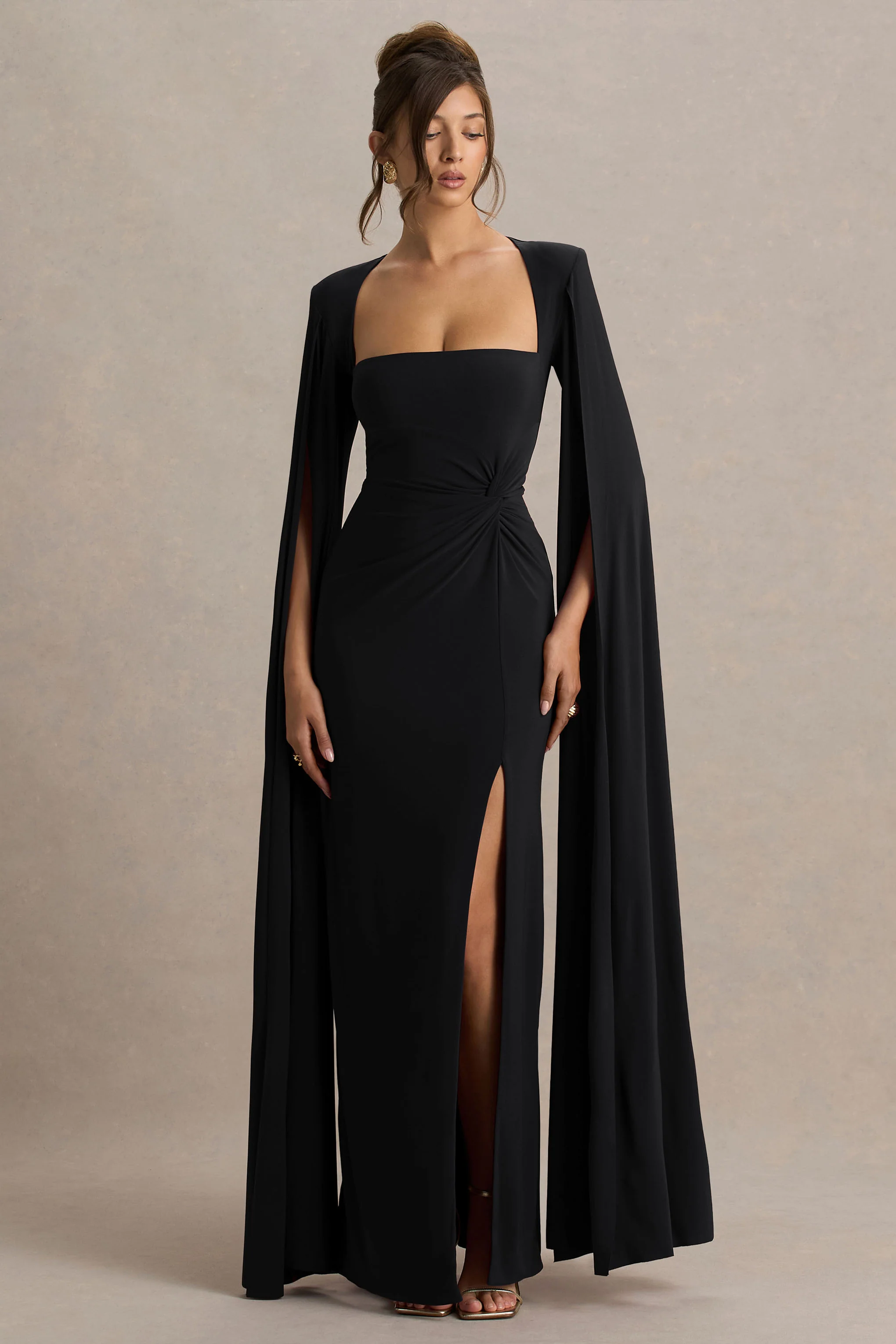 Claretta | Robe longue noire à encolure carrée torsadée avec manches cape - Image 5