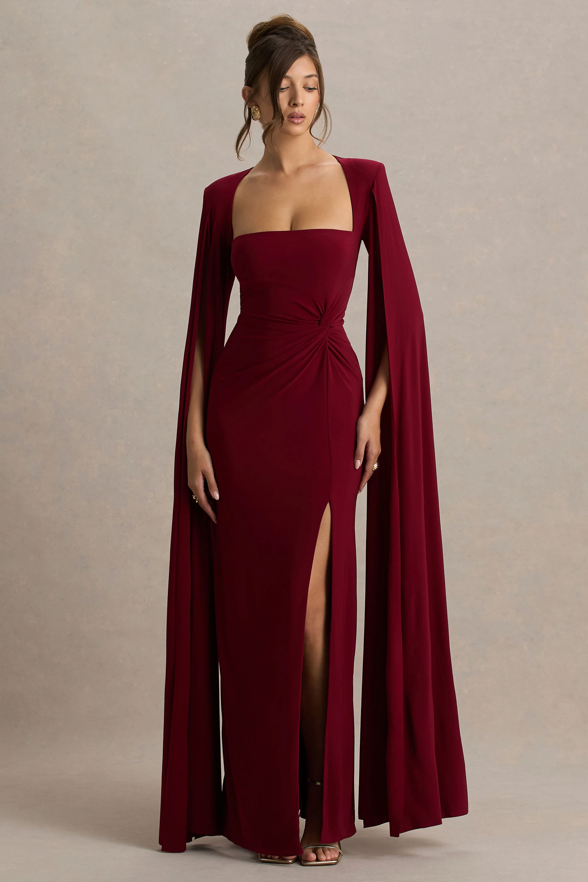 Claretta | Robe longue rouge cerise à encolure carrée torsadée avec manches cape - Image 3