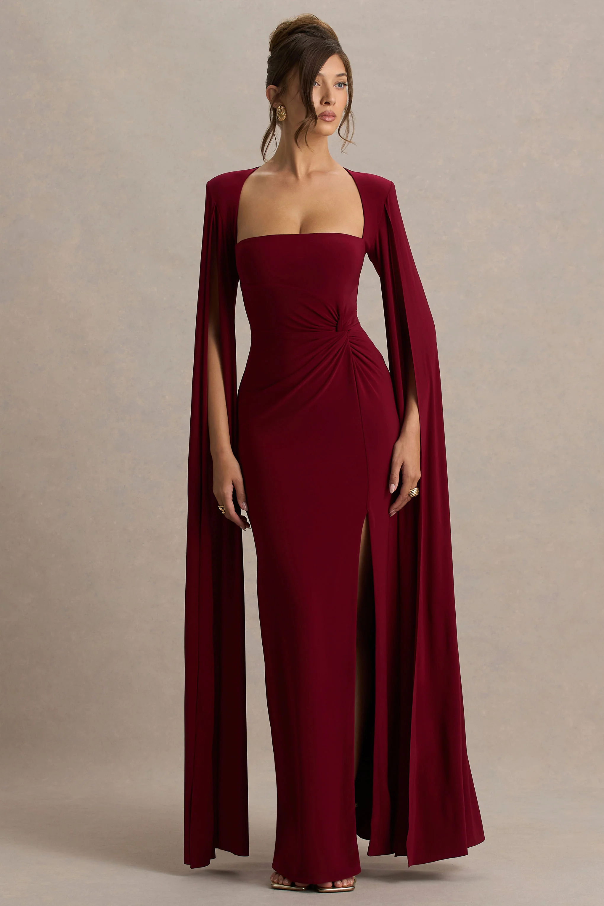 Claretta | Robe longue rouge cerise à encolure carrée torsadée avec manches cape - Image 5