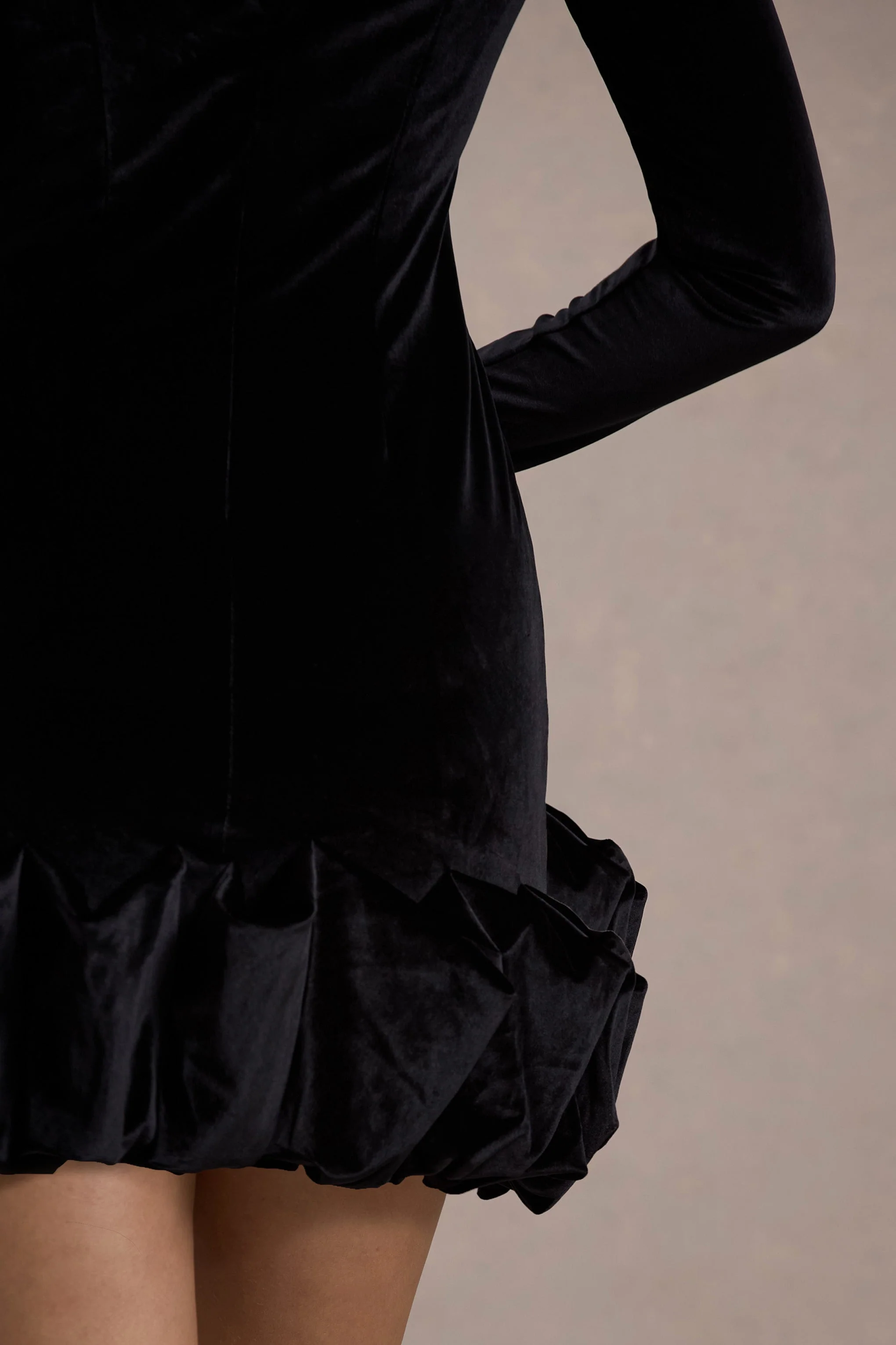 Claudine | Mini-robe en velours noir à manches longues et fronces - Image 6