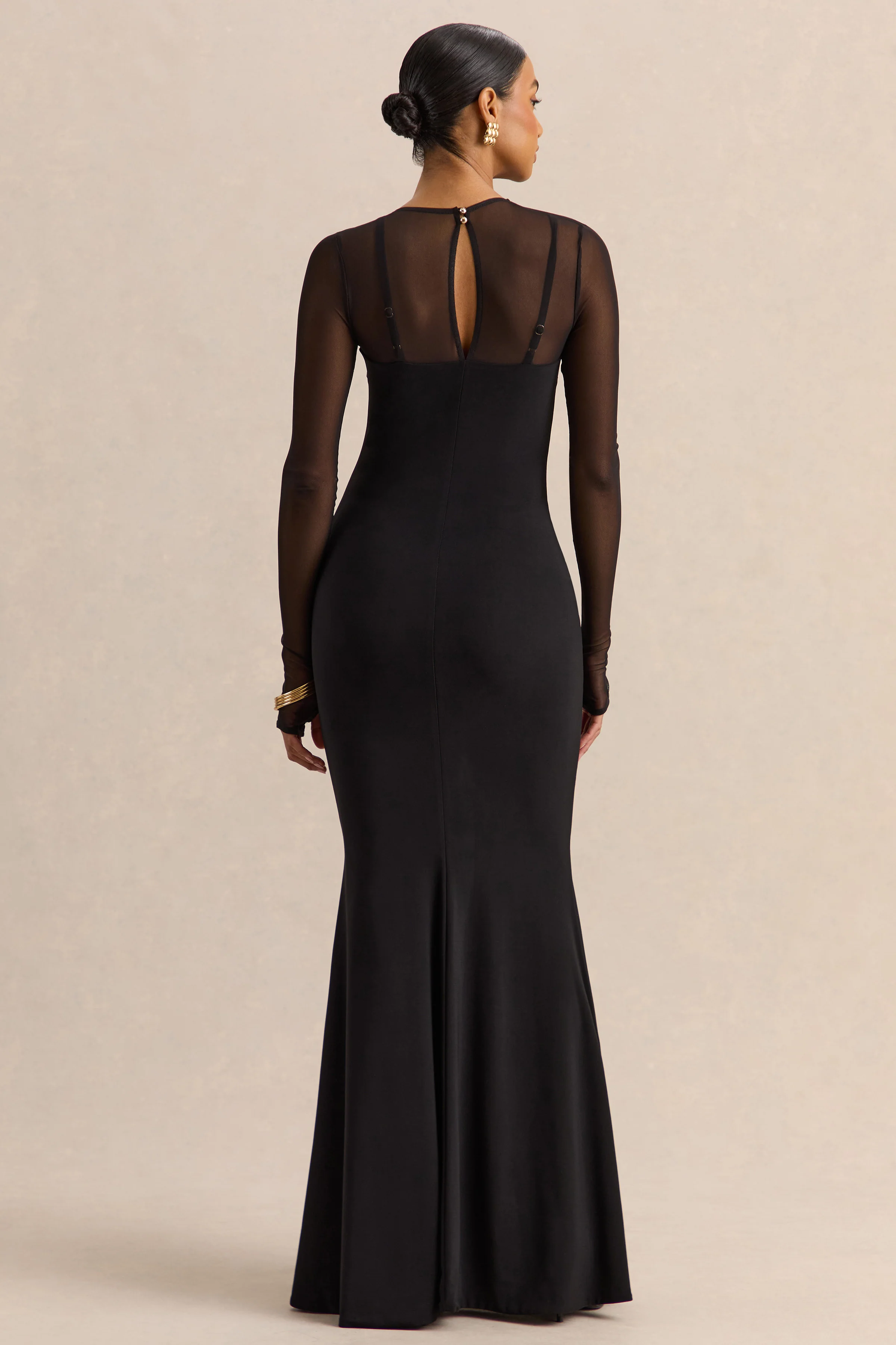 Coralia | Robe longue noire à encolure asymétrique avec manches longues en mesh - Image 2