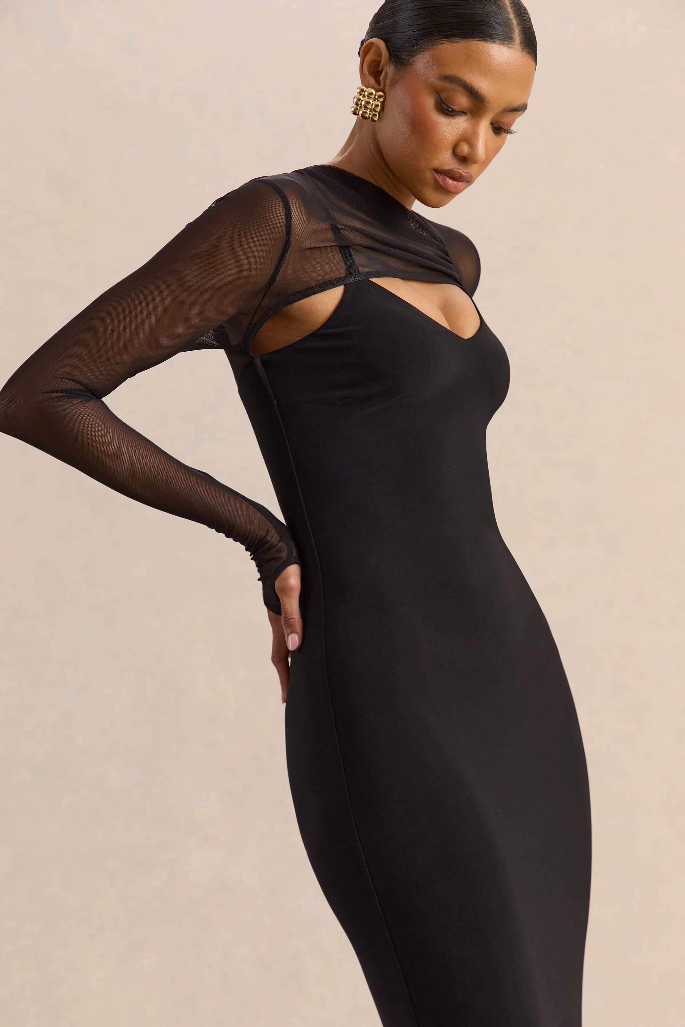 Coralia | Robe longue noire à encolure asymétrique avec manches longues en mesh - Image 3