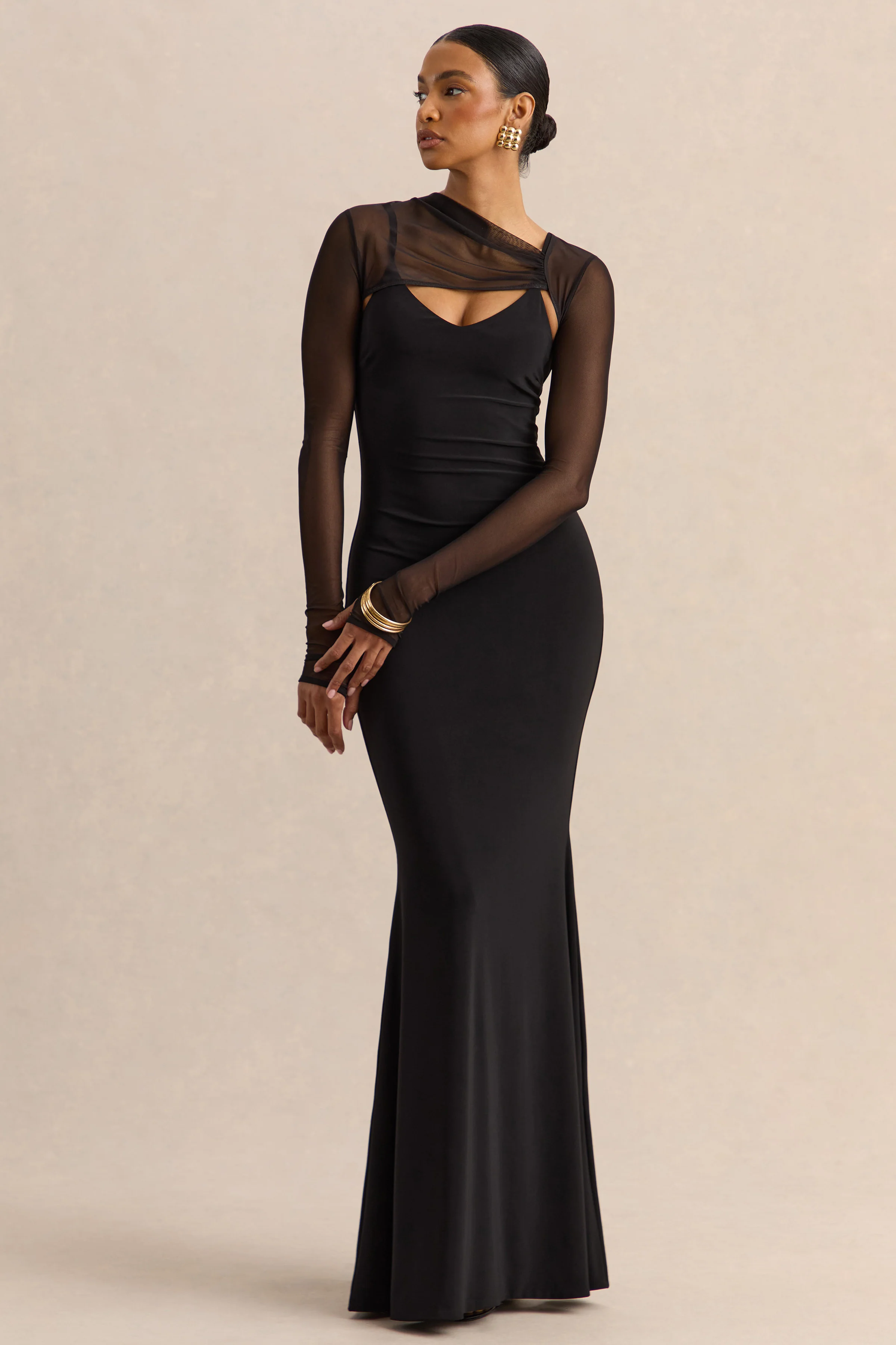 Coralia | Robe longue noire à encolure asymétrique avec manches longues en mesh - Image 5