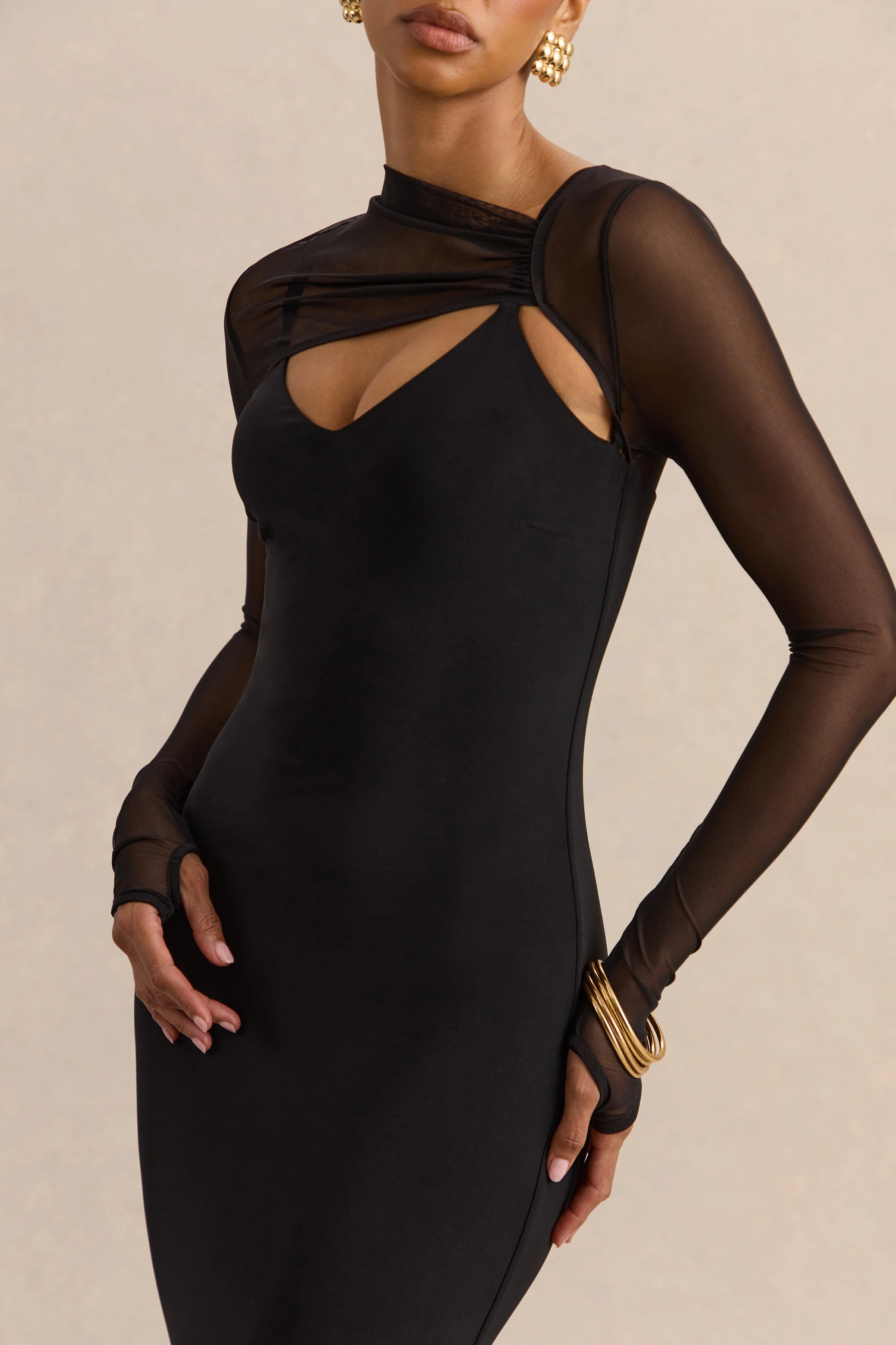 Coralia | Robe longue noire à encolure asymétrique avec manches longues en mesh - Image 7