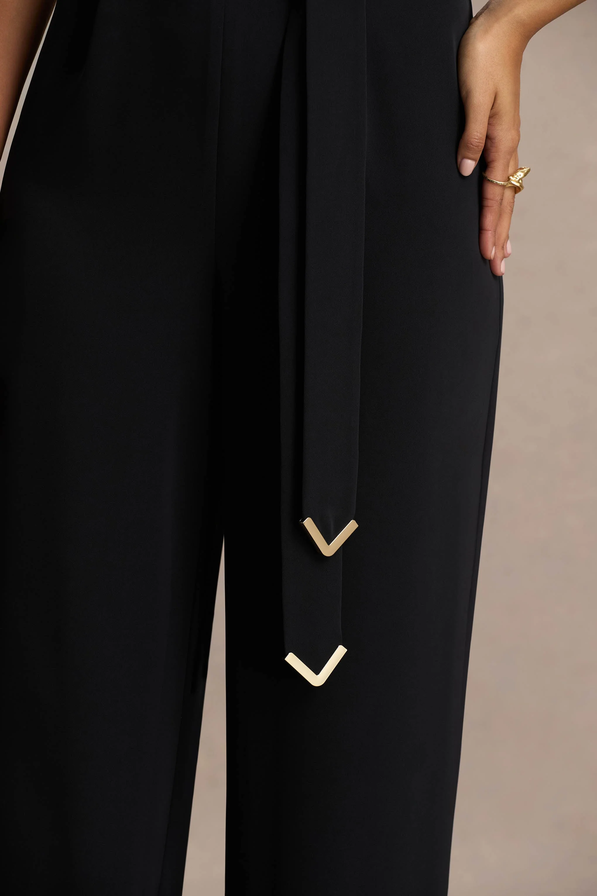 Corina | Combinaison noire à encolure bénitier avec détail ceinture à nouer - Image 6