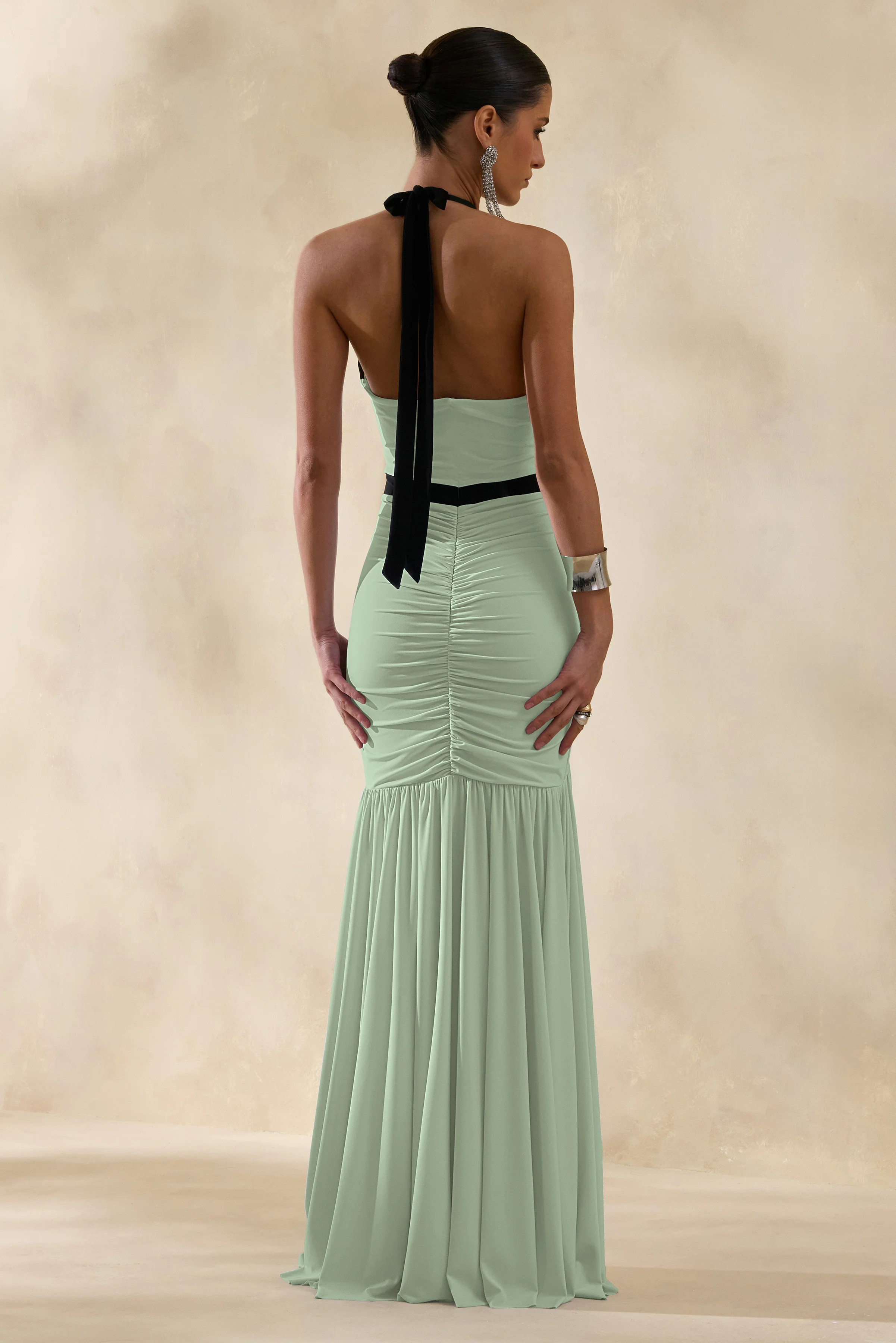 Cosmina | Robe longue menthe à décolleté plongeant avec détail nœud - Image 2