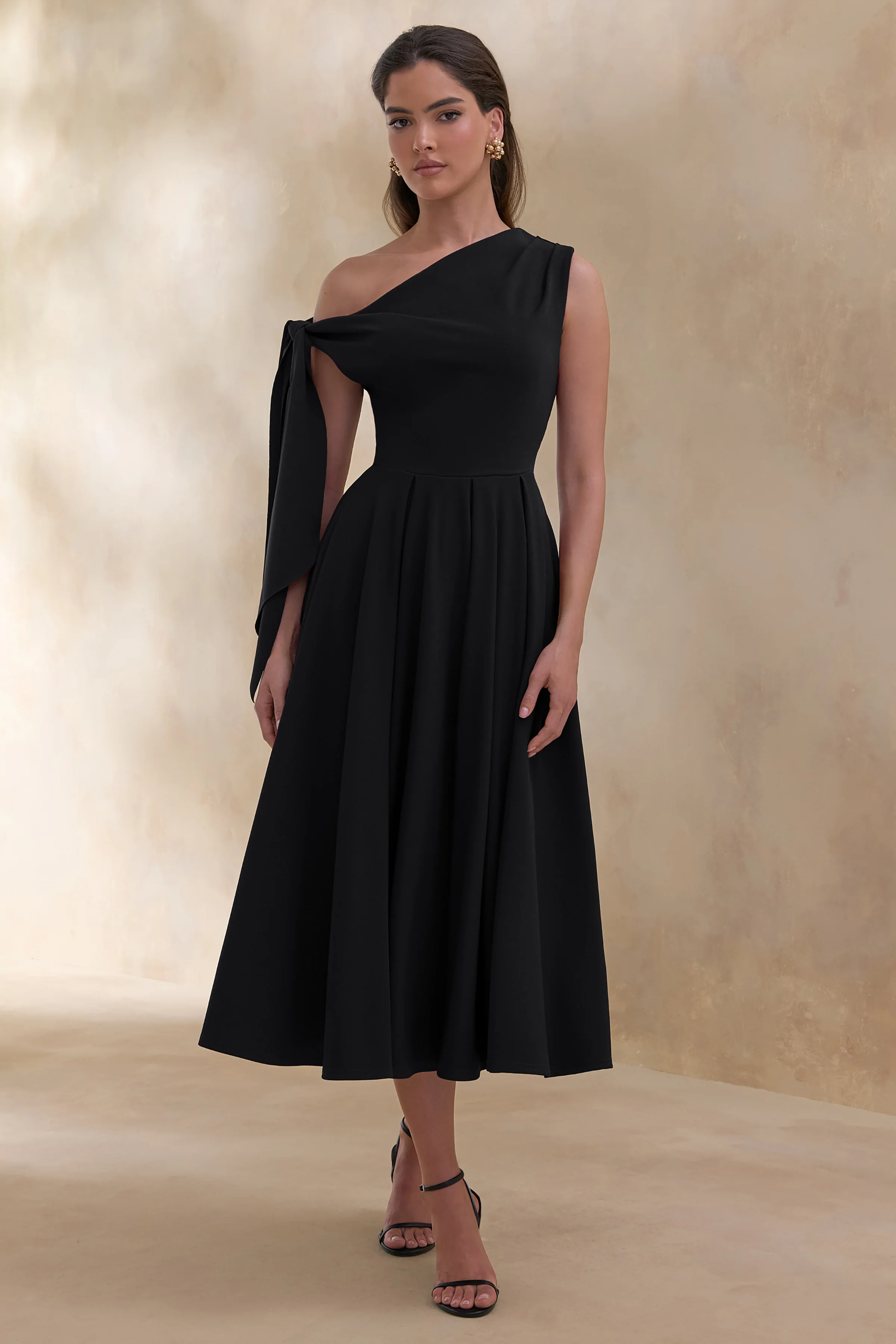 Daring | Robe mi-longue noire à encolure asymétrique avec détail noué