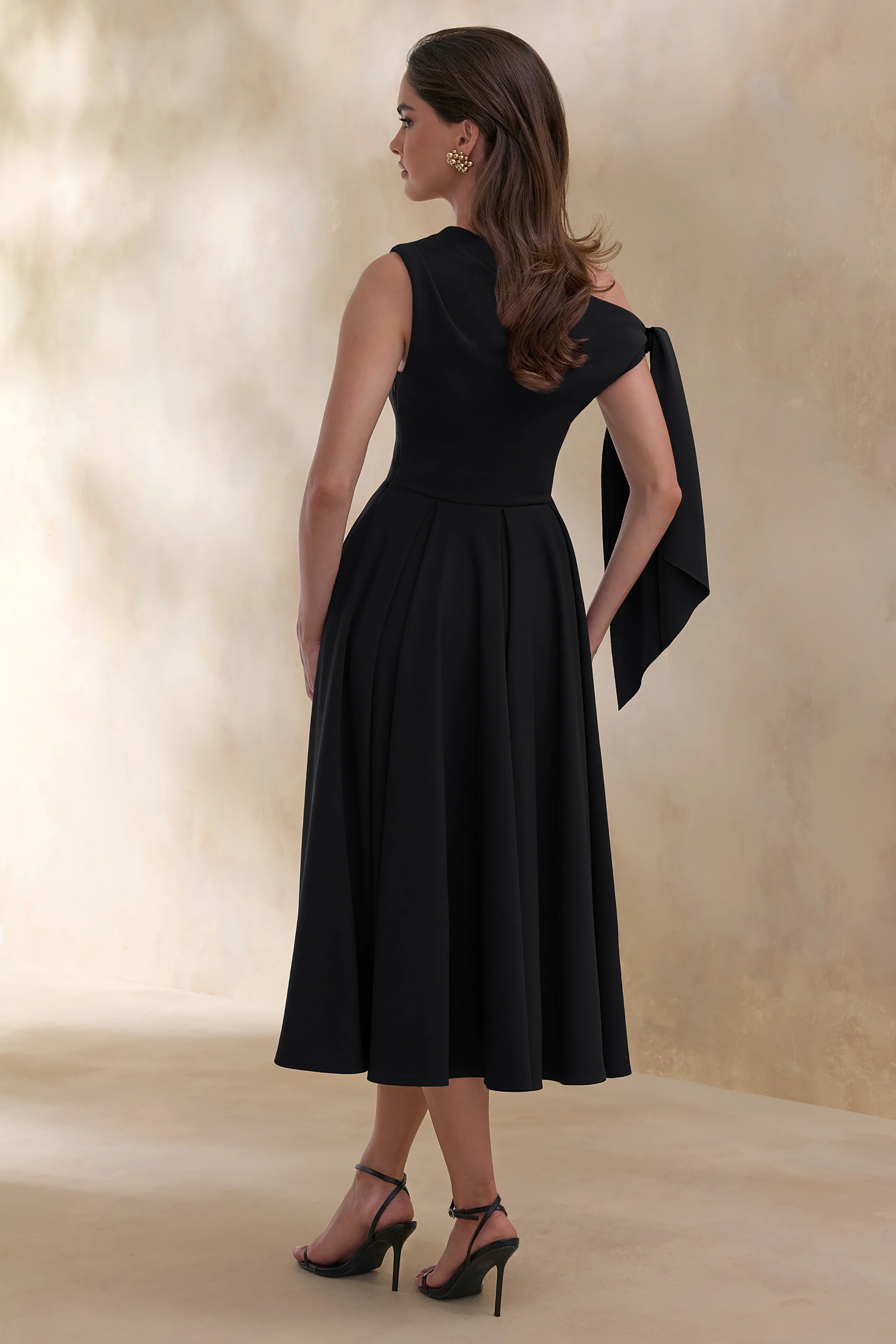 Daring | Robe mi-longue noire à encolure asymétrique avec détail noué - Image 2