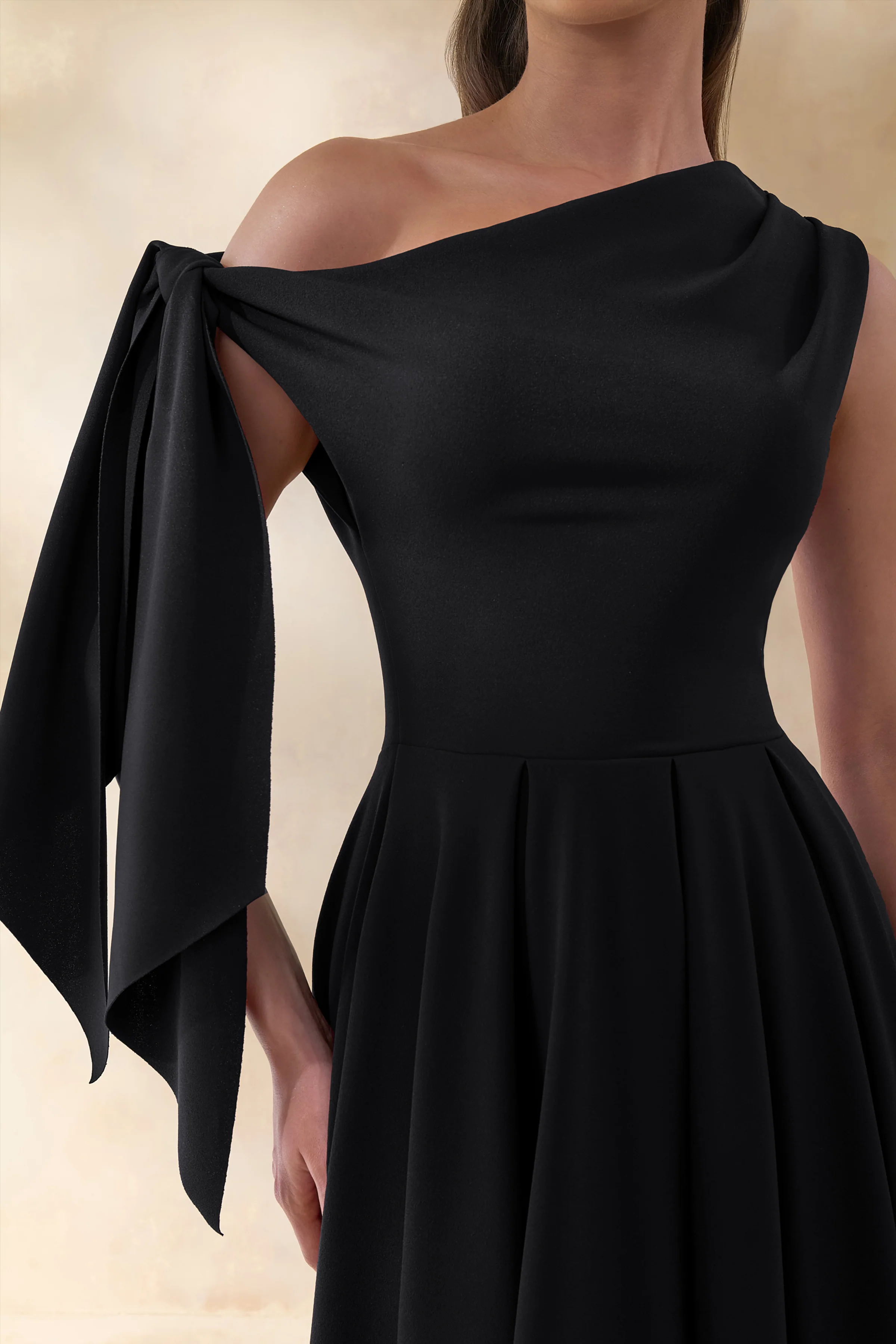 Daring | Robe mi-longue noire à encolure asymétrique avec détail noué - Image 3