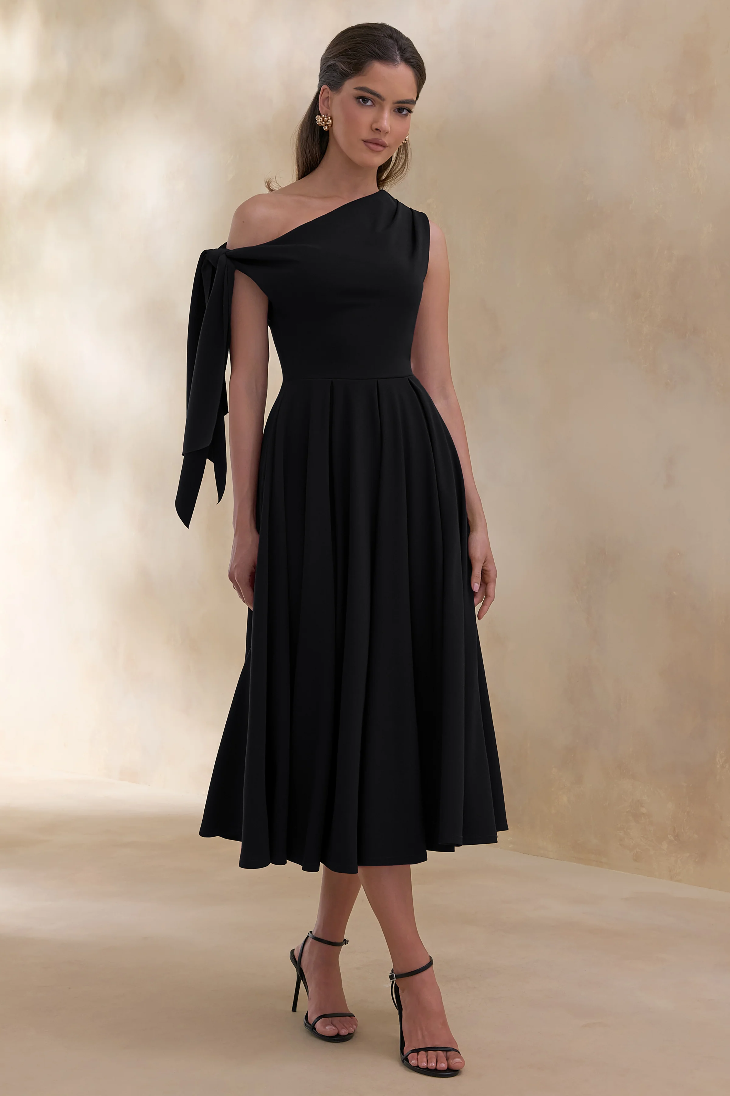 Daring | Robe mi-longue noire à encolure asymétrique avec détail noué - Image 5