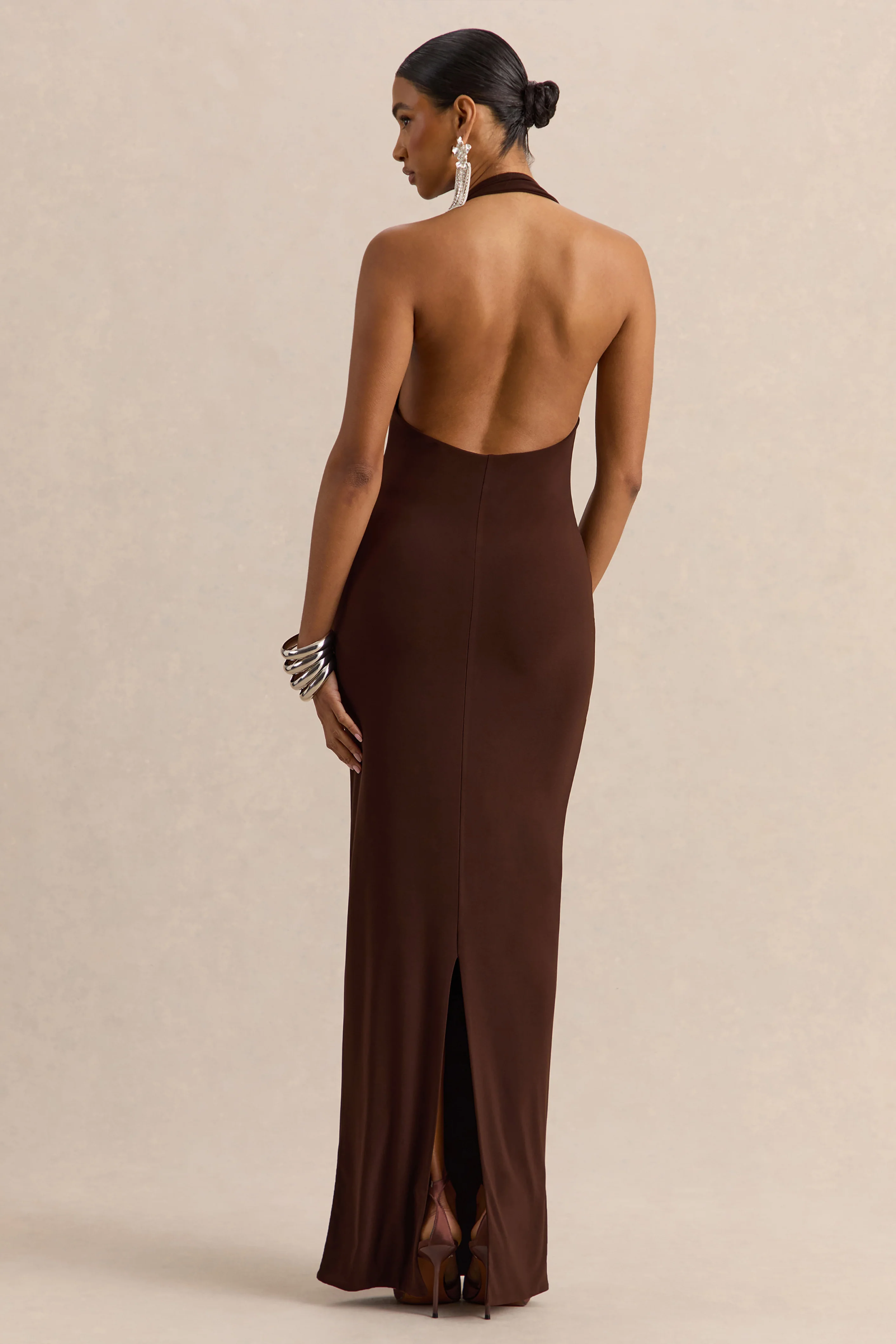 Delisse | Robe longue marron à encolure asymétrique - Image 2