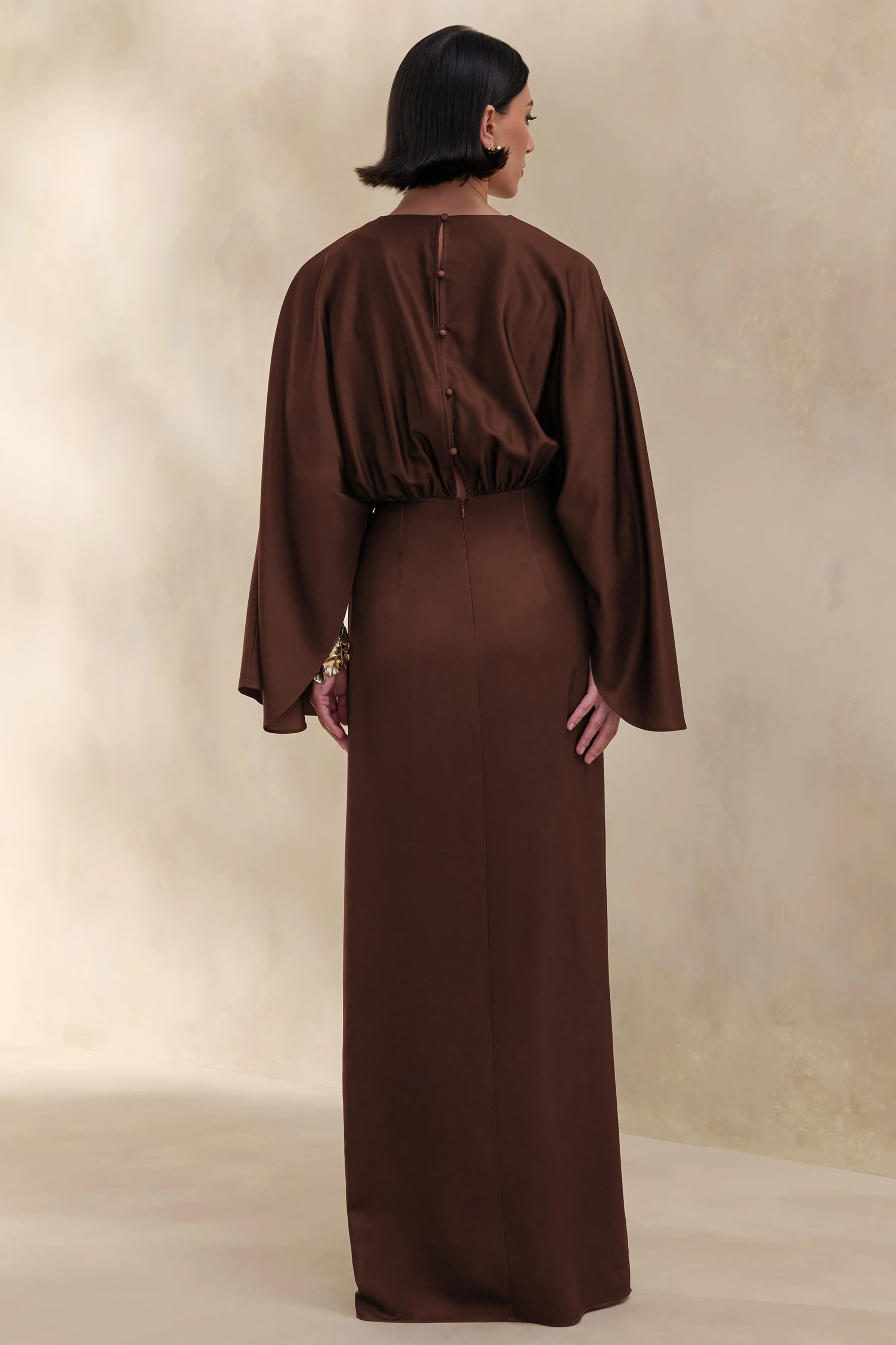 Delphina | Robe longue marron en satin avec détails froncés et détail noué - Image 2
