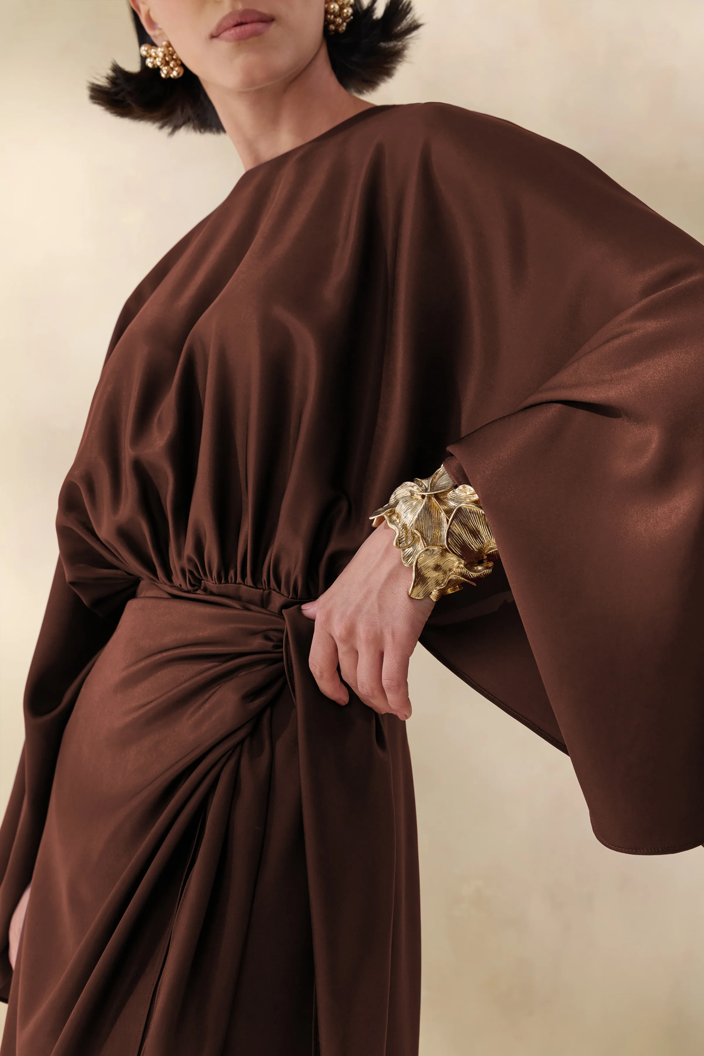 Delphina | Robe longue marron en satin avec détails froncés et détail noué - Image 3