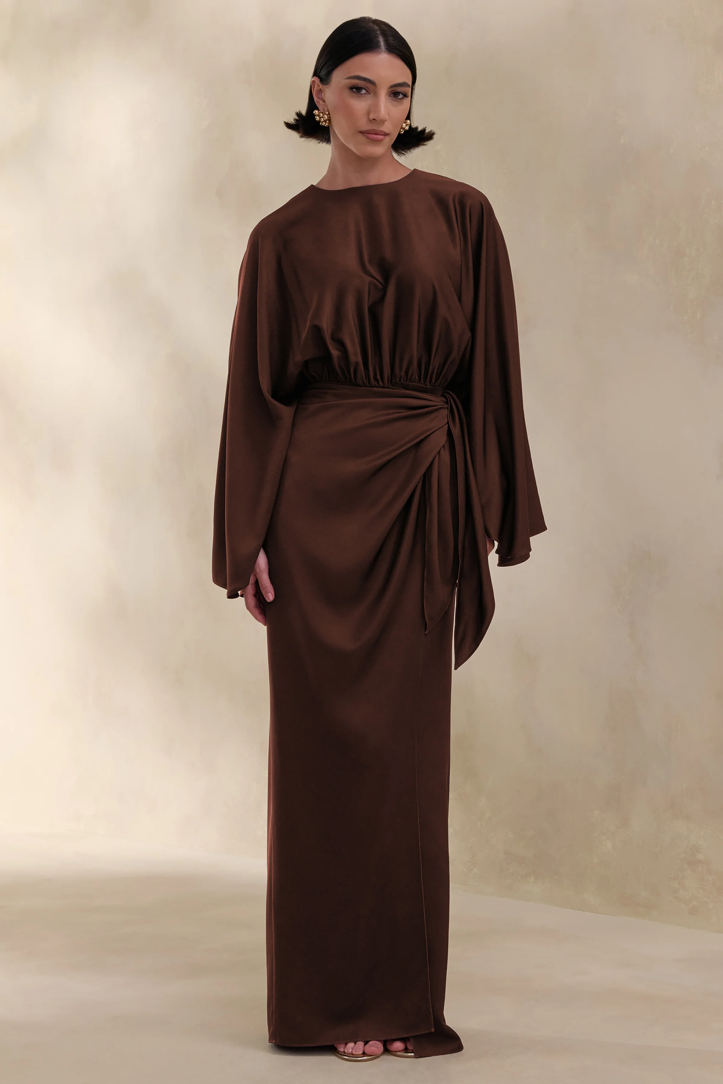 Delphina | Robe longue marron en satin avec détails froncés et détail noué - Image 5