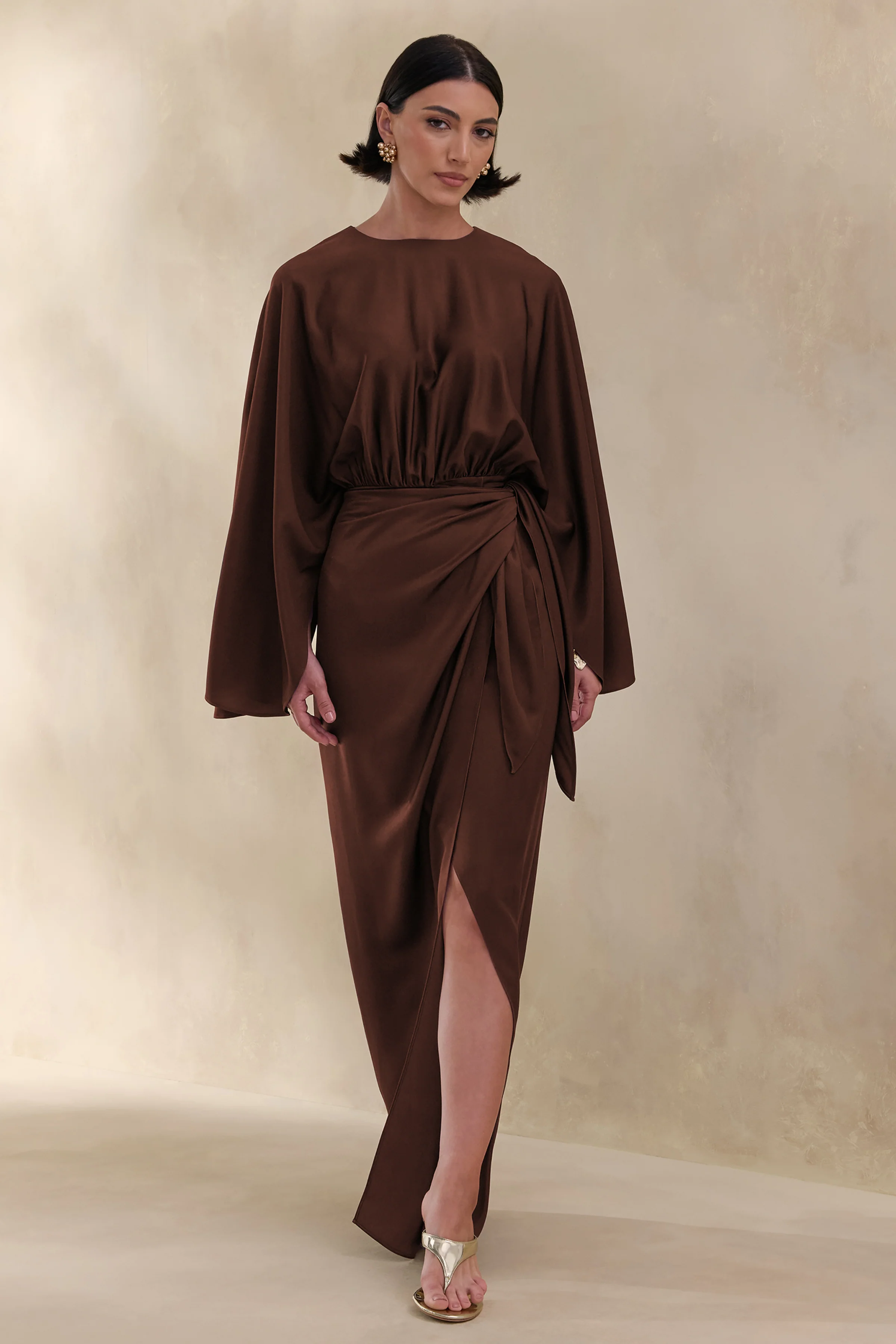 Delphina | Robe longue marron en satin avec détails froncés et détail noué - Image 6