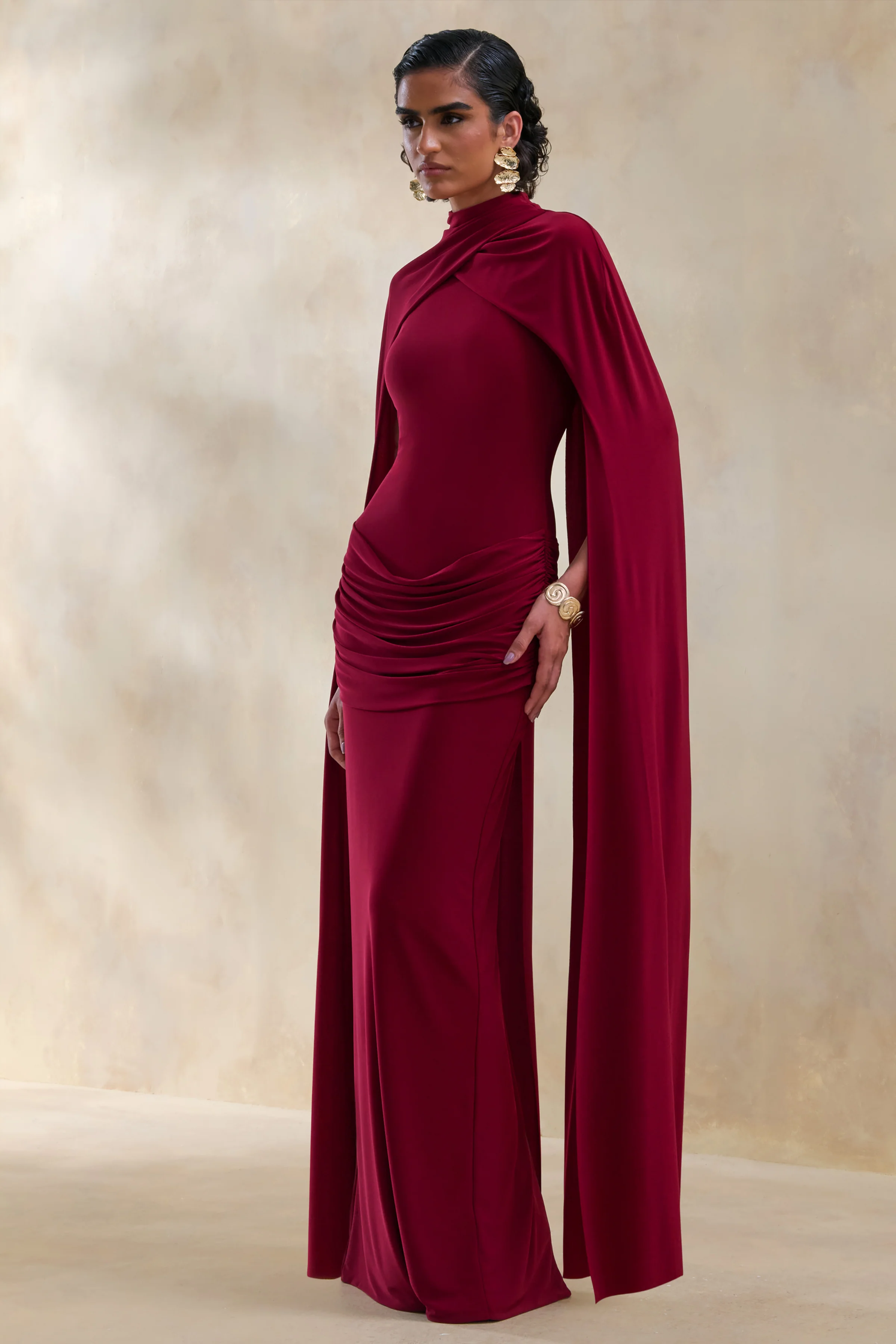 Dianelle | Robe longue baie à encolure haute avec manches cape