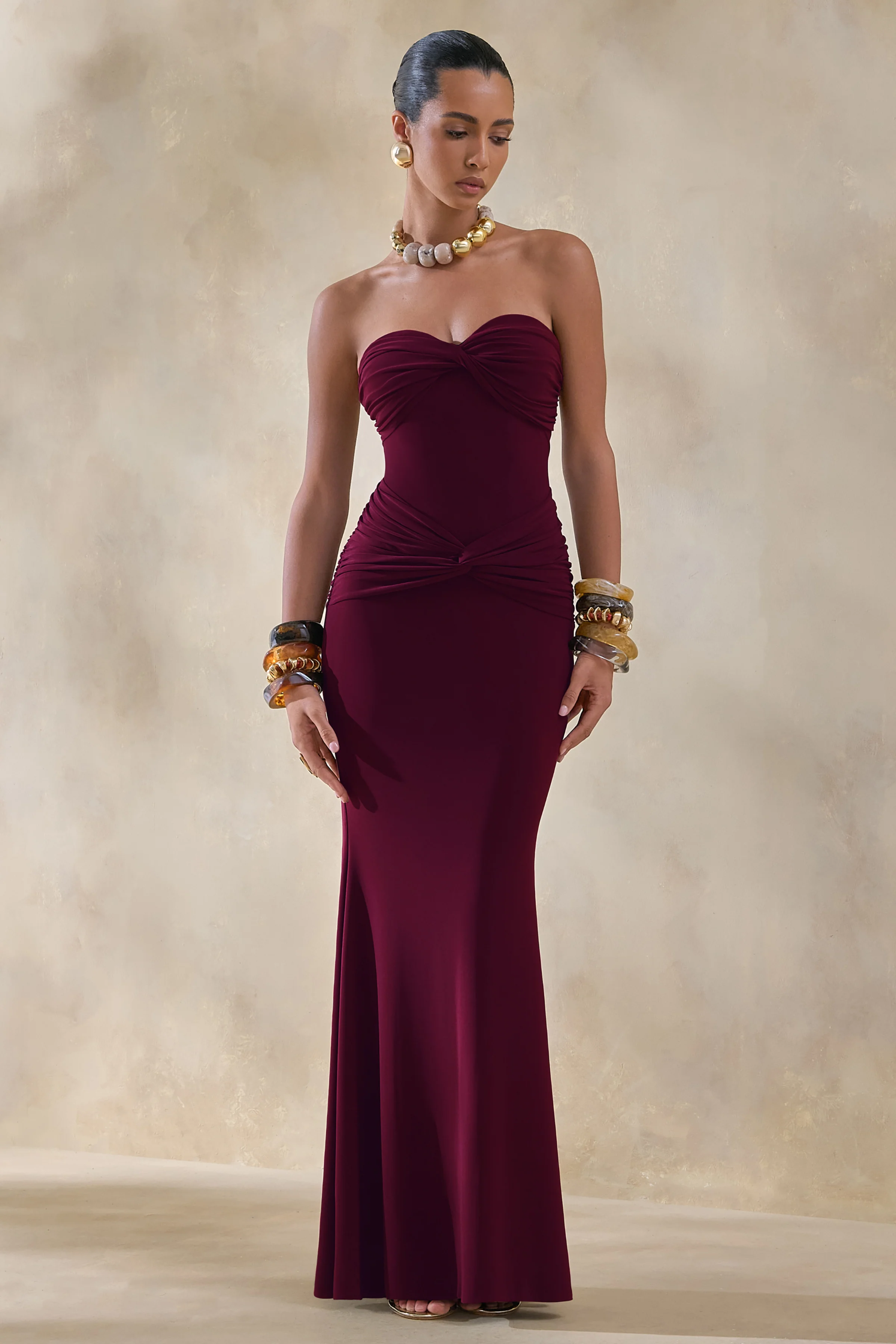 Elodia | Robe longue bordeaux à décolleté bandeau avec détails froncés - Image 4