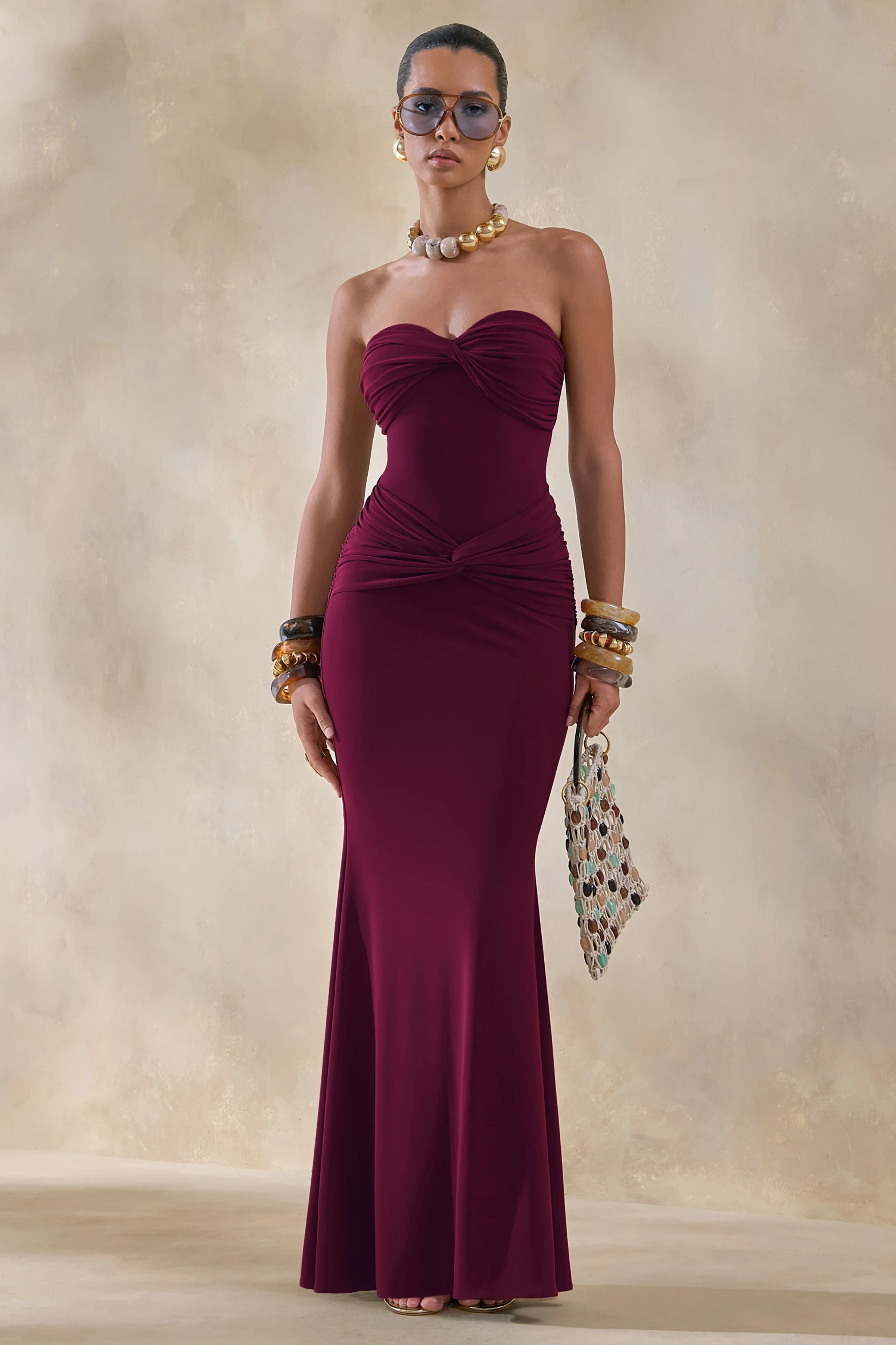 Elodia | Robe longue bordeaux à décolleté bandeau avec détails froncés - Image 5