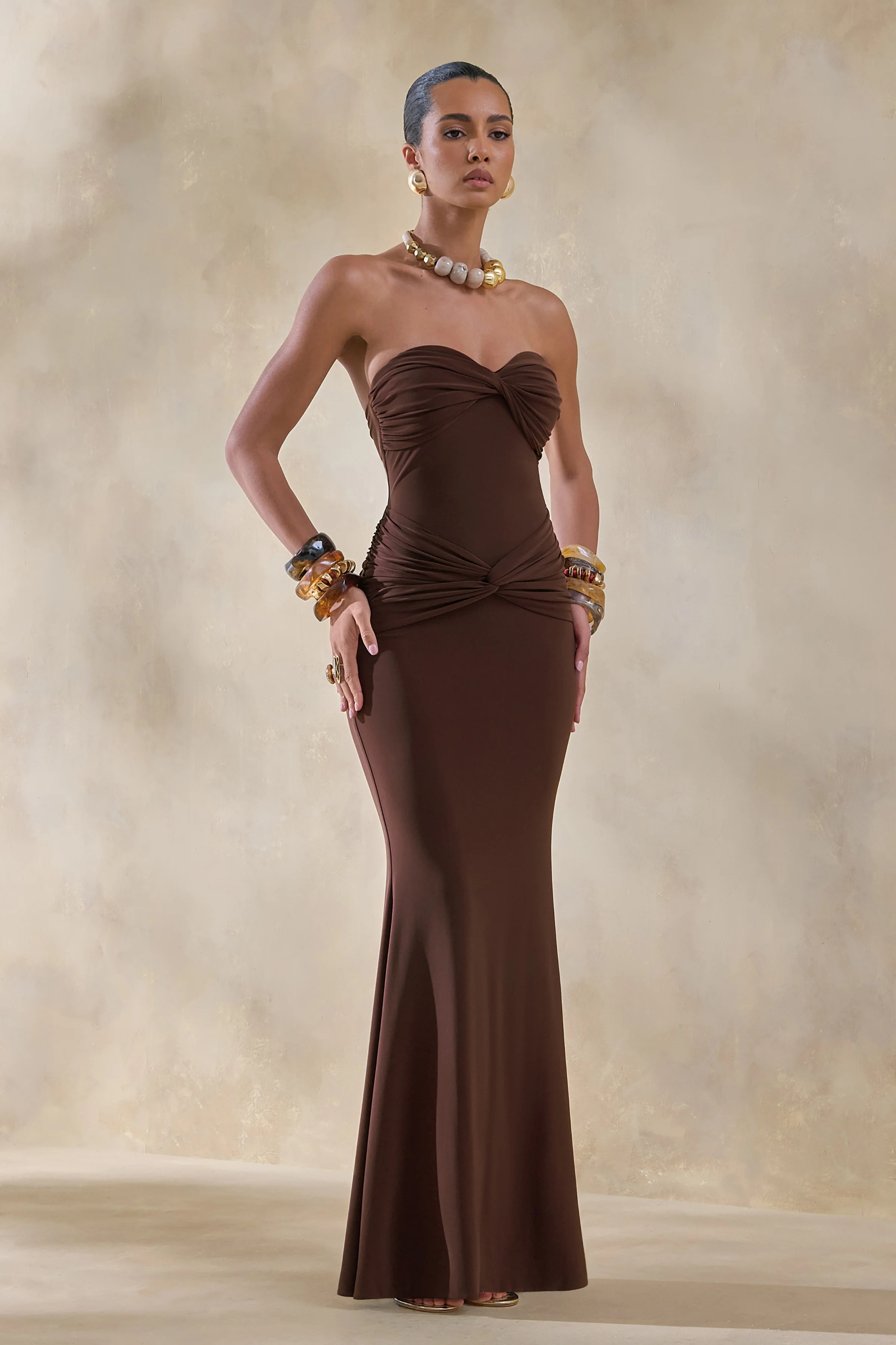 Elodia | Robe longue marron à décolleté bandeau avec détails froncés - Image 4