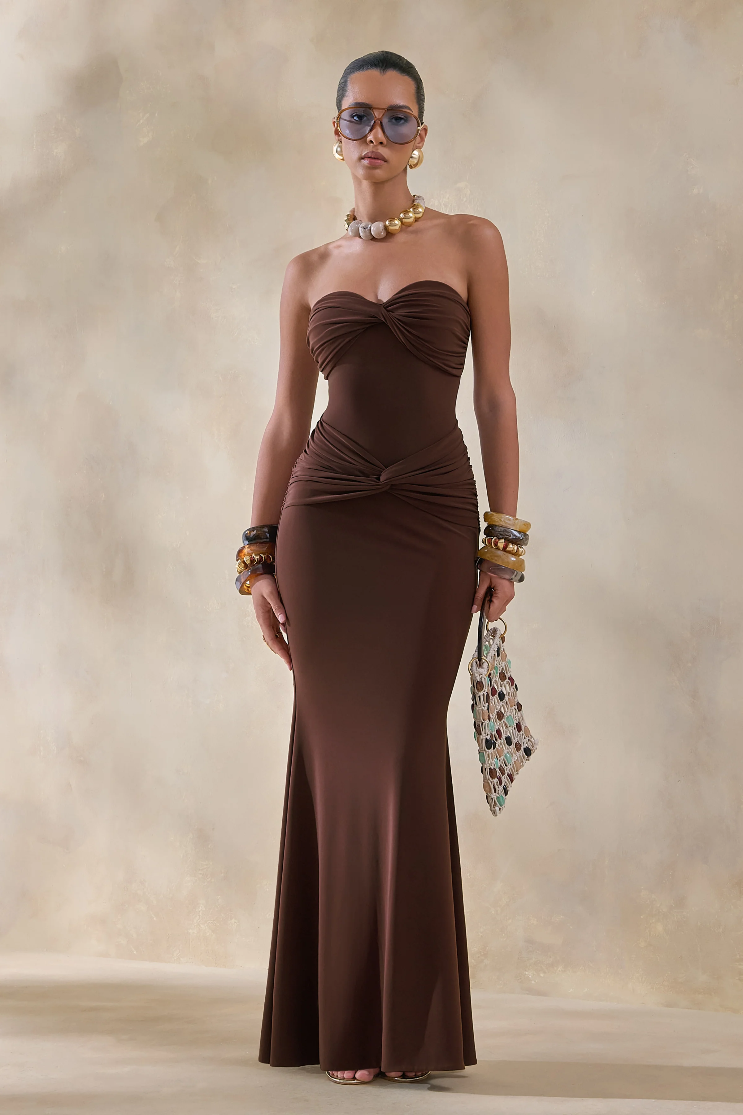 Elodia | Robe longue marron à décolleté bandeau avec détails froncés - Image 6