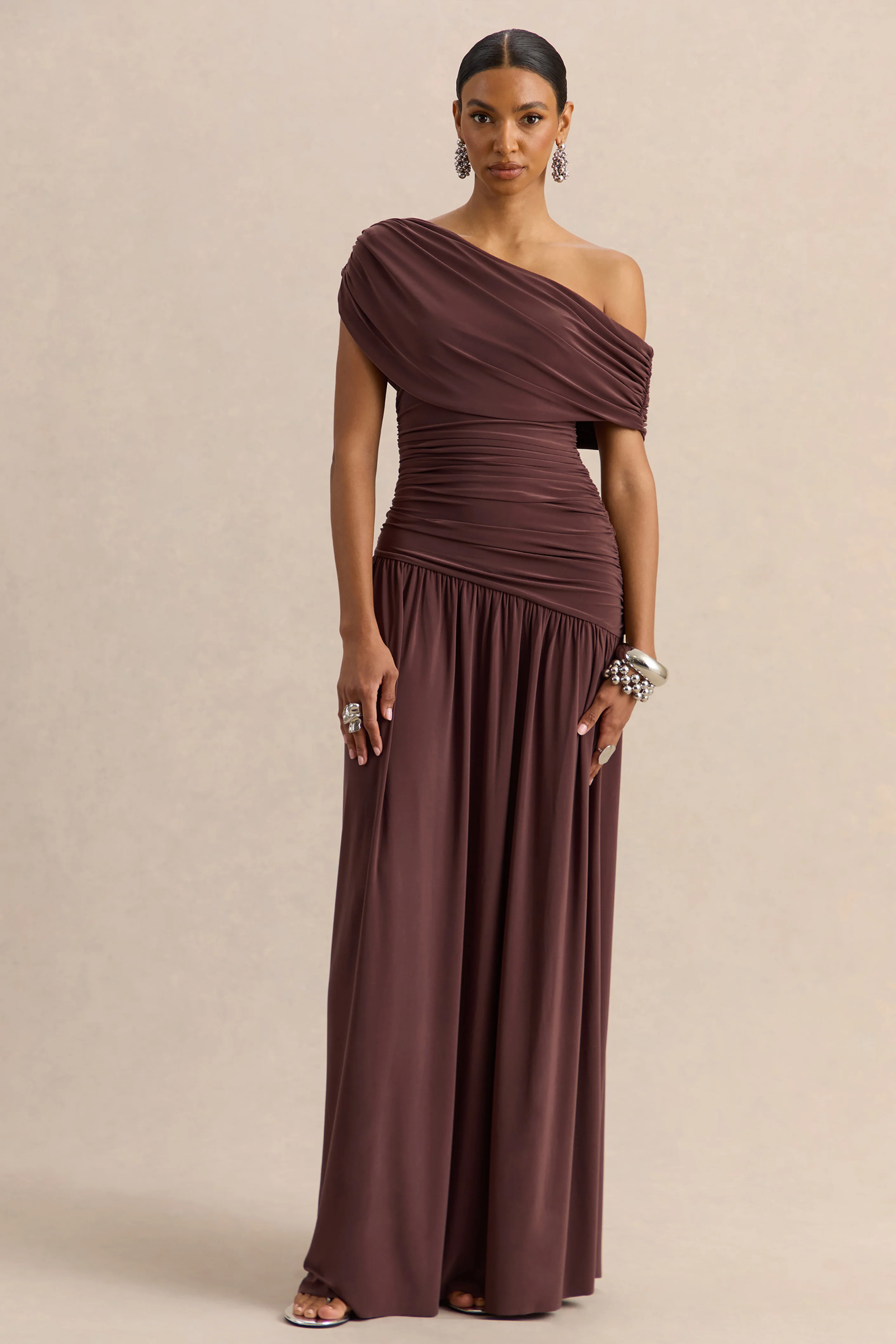 Emberly | Robe longue marron à encolure asymétrique drapée avec taille basse - Image 6