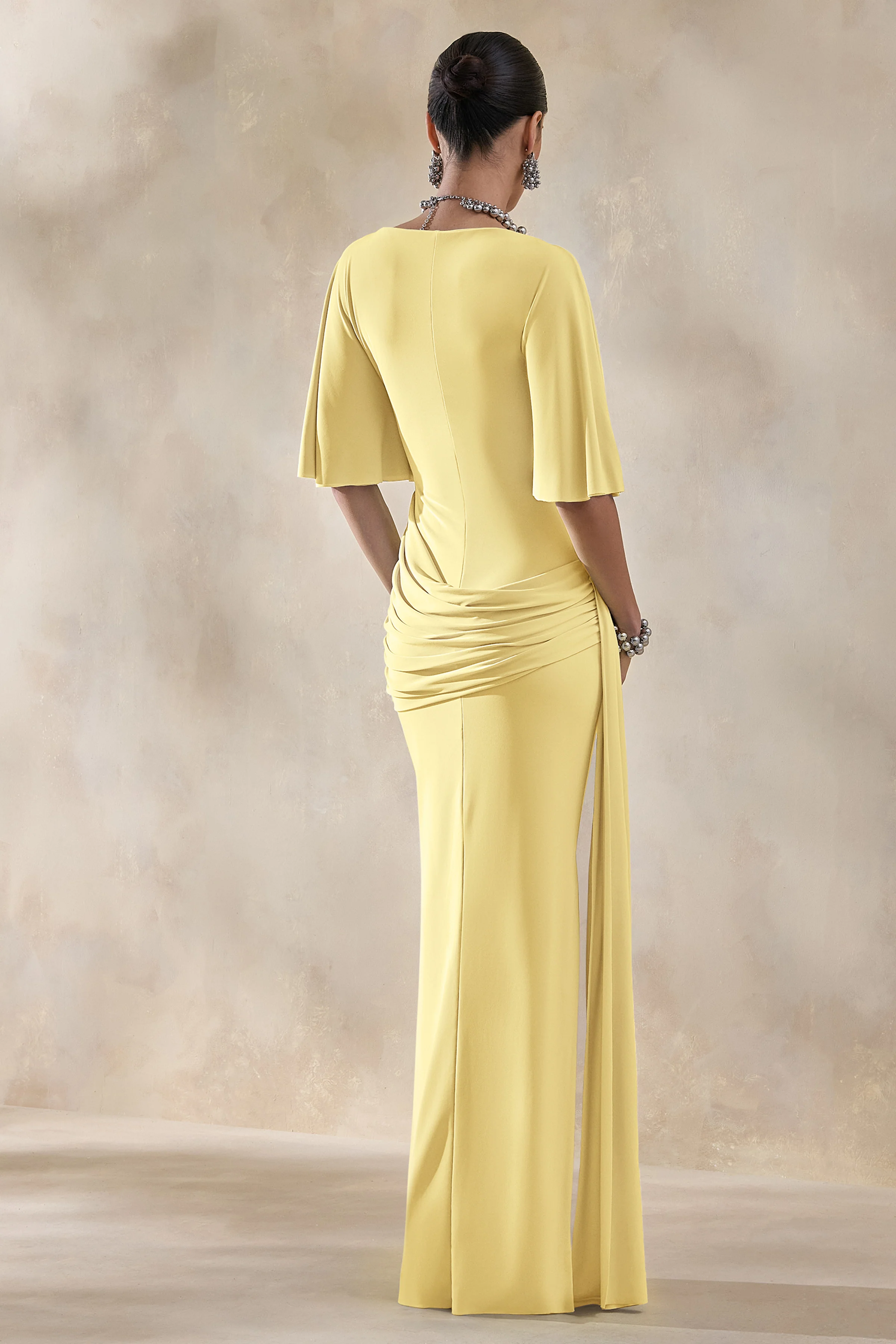 Emerelle | Robe longue citron à encolure large avec ceinture et détails drapés - Image 2