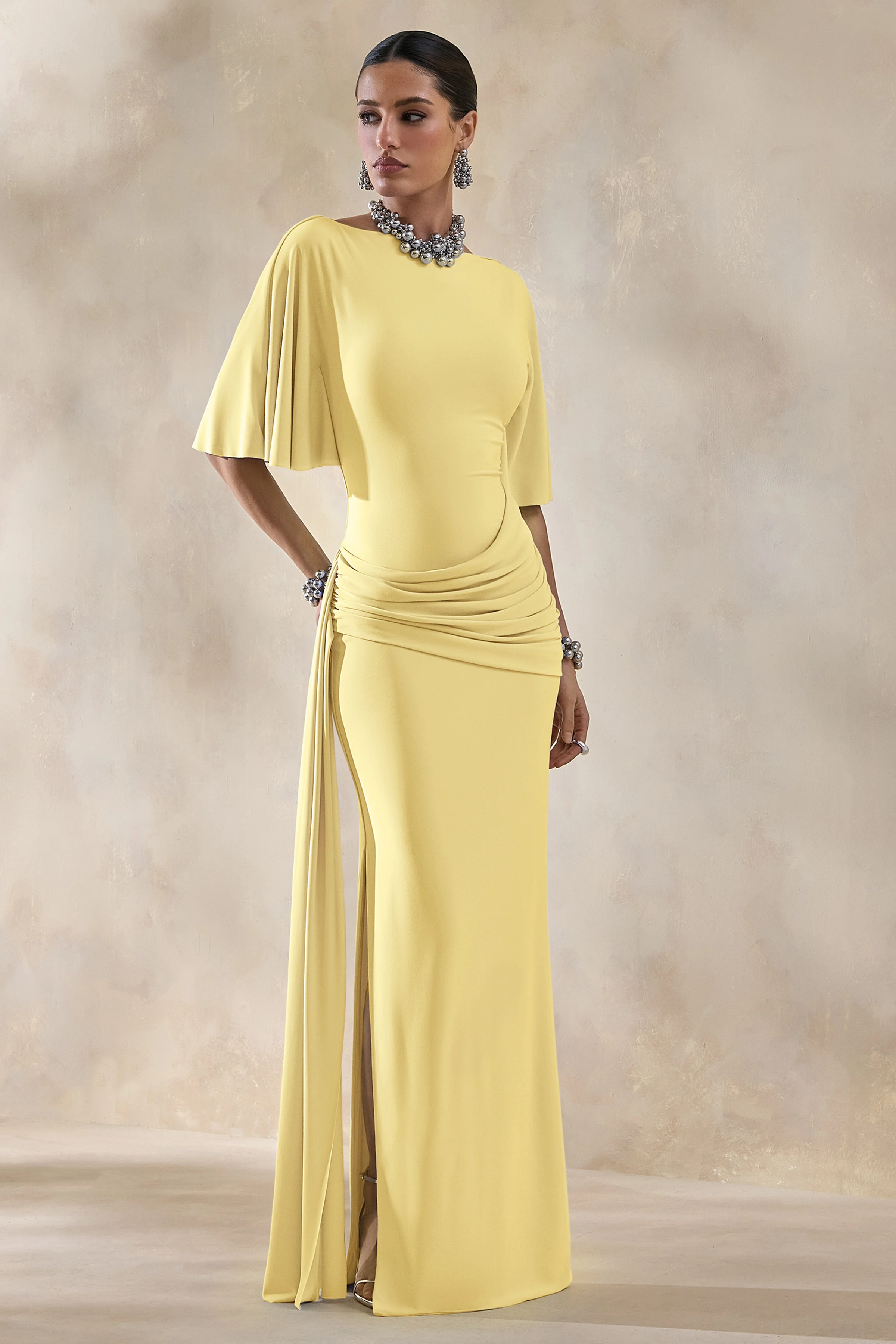Emerelle | Robe longue citron à encolure large avec ceinture et détails drapés - Image 4