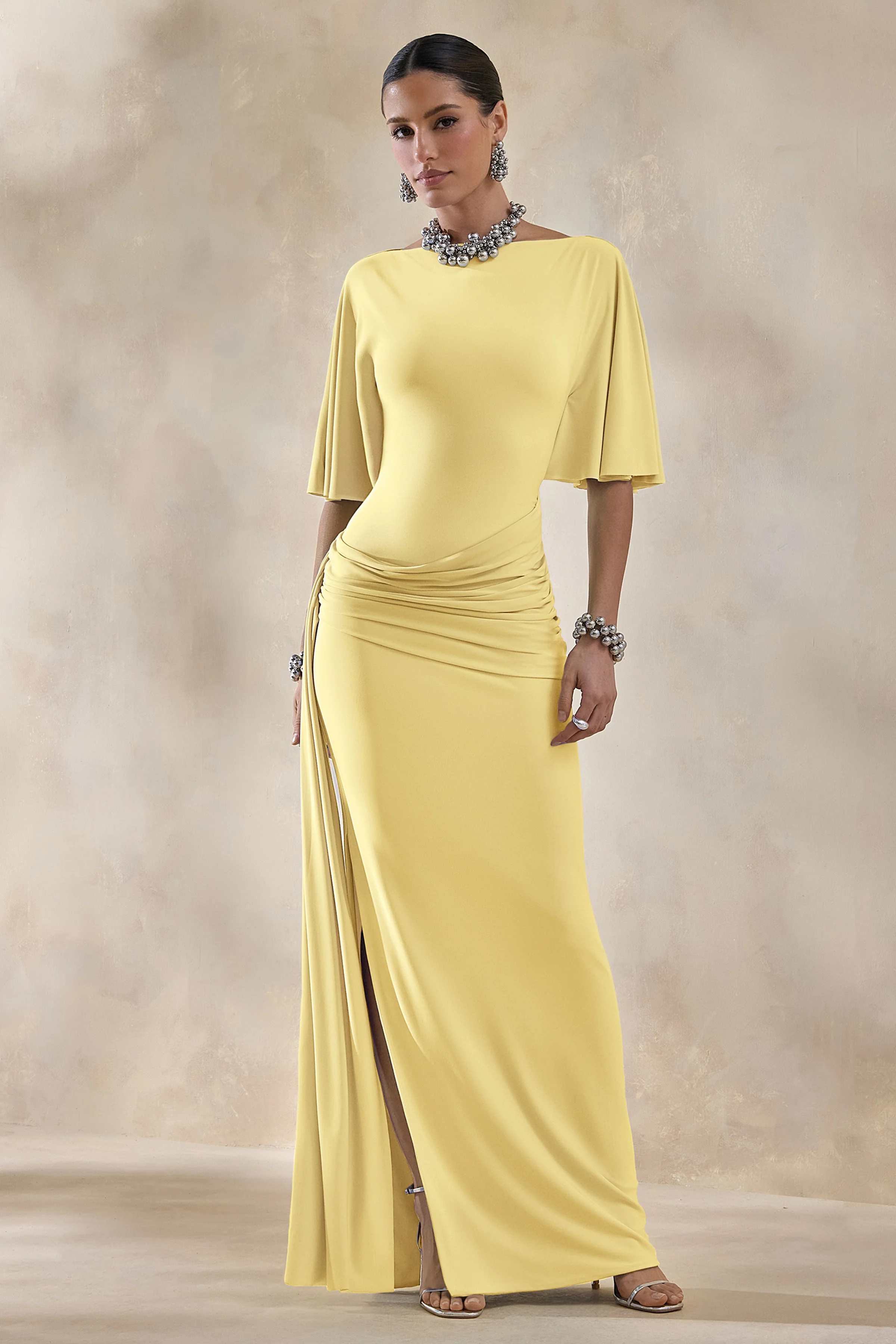 Emerelle | Robe longue citron à encolure large avec ceinture et détails drapés - Image 5