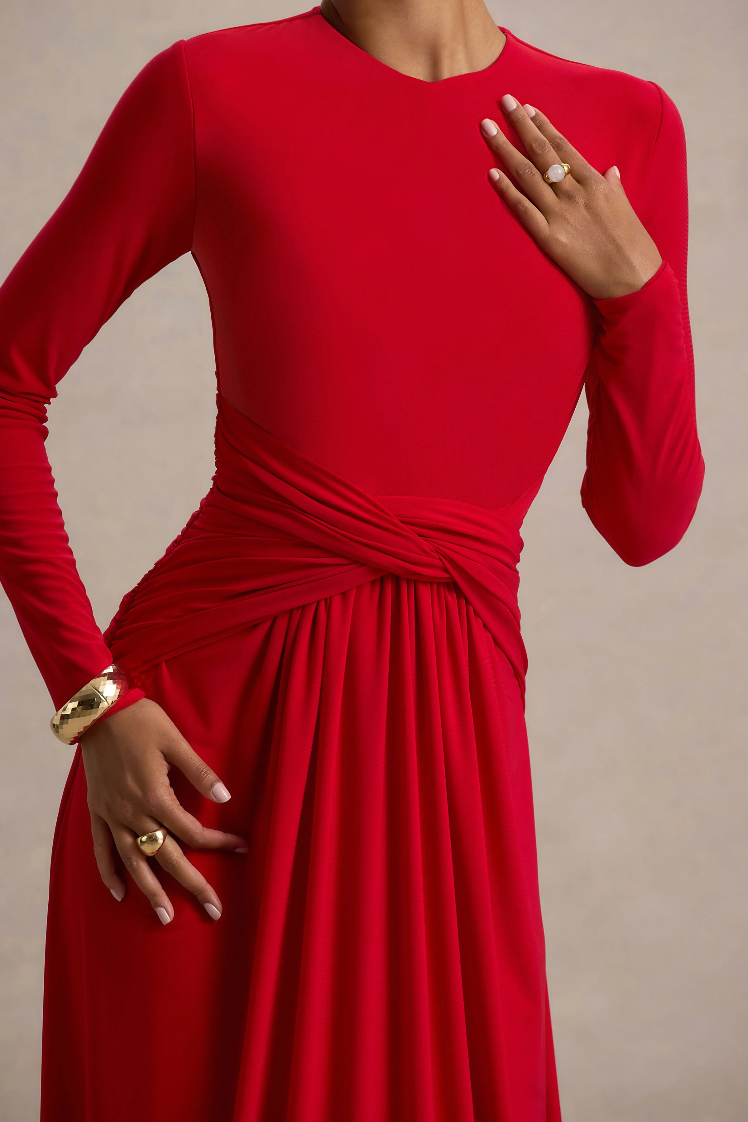 Estrella | Robe Longue Rouge à Col Montant avec Détails Froncés - Image 3