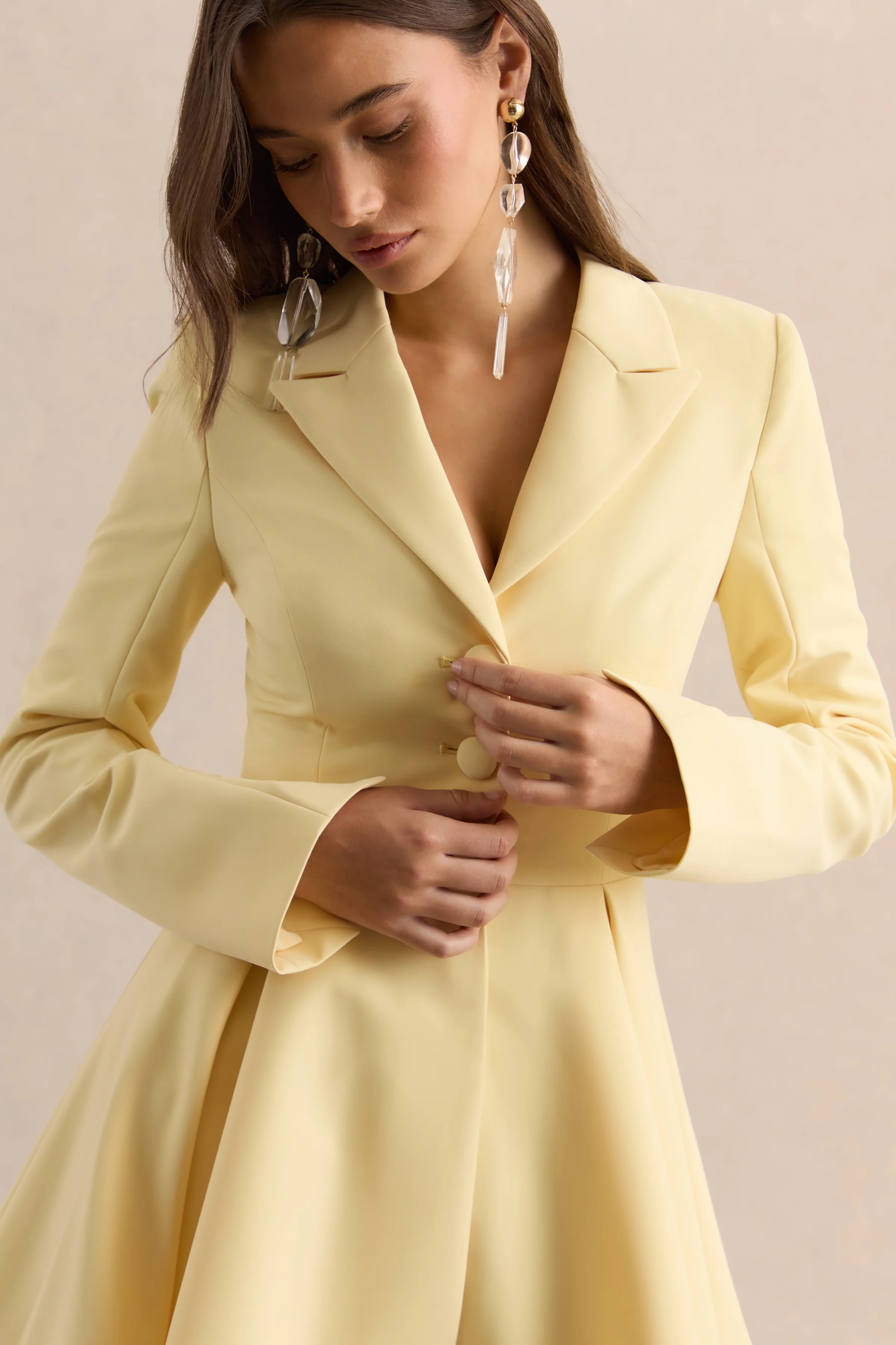 Etherea | Mini-robe patineuse citron à décolleté plongeant - Image 7