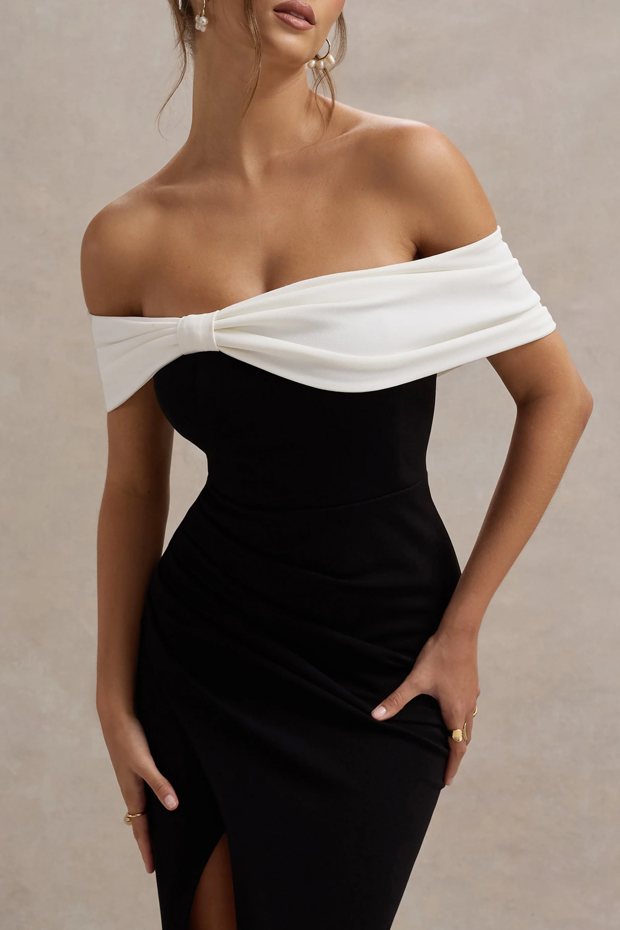 Eva | Robe longue bardot noire et blanche avec nœud et fente - Image 3