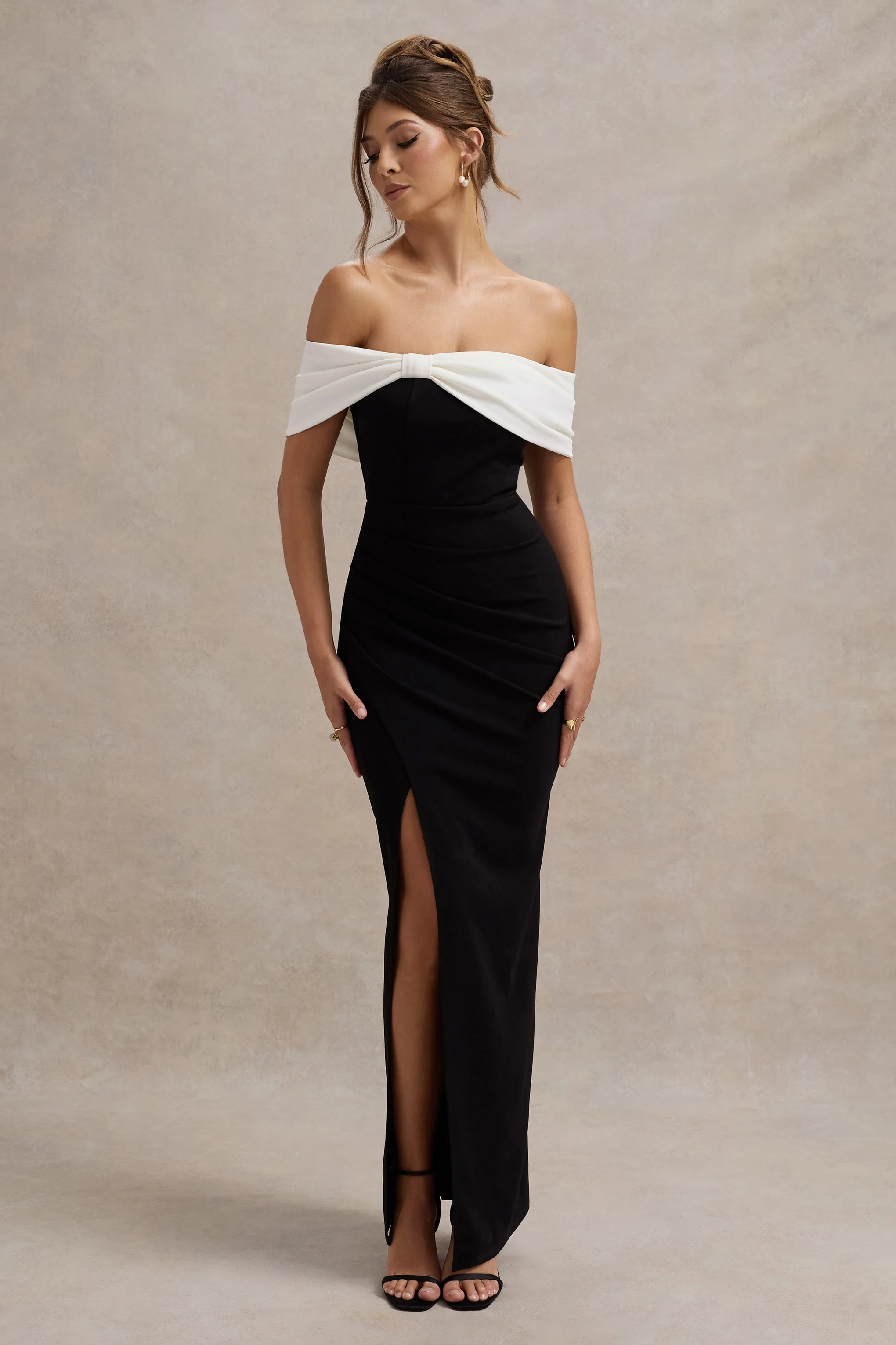 Eva | Robe longue bardot noire et blanche avec nœud et fente - Image 4