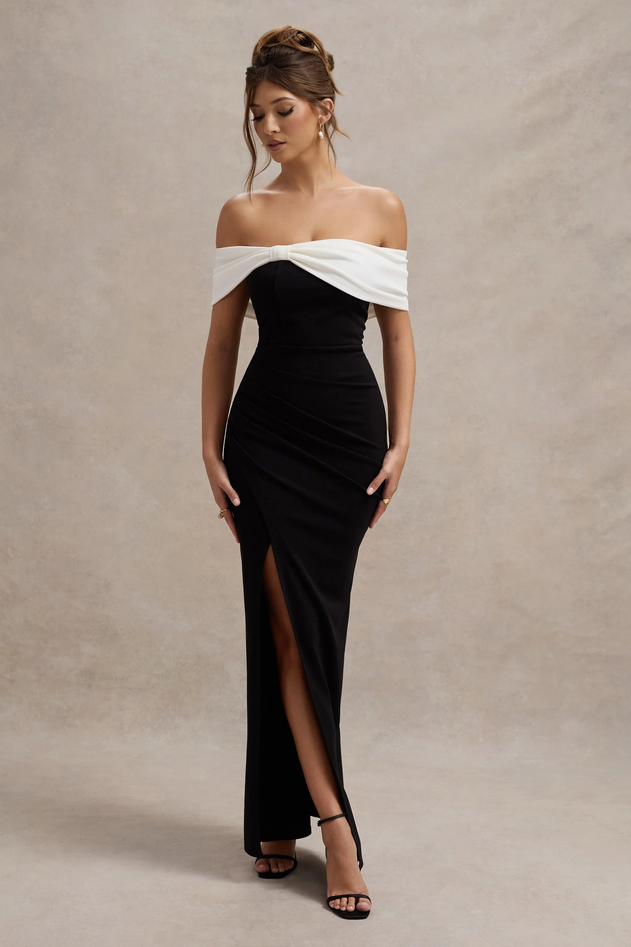 Eva | Robe longue bardot noire et blanche avec nœud et fente - Image 5