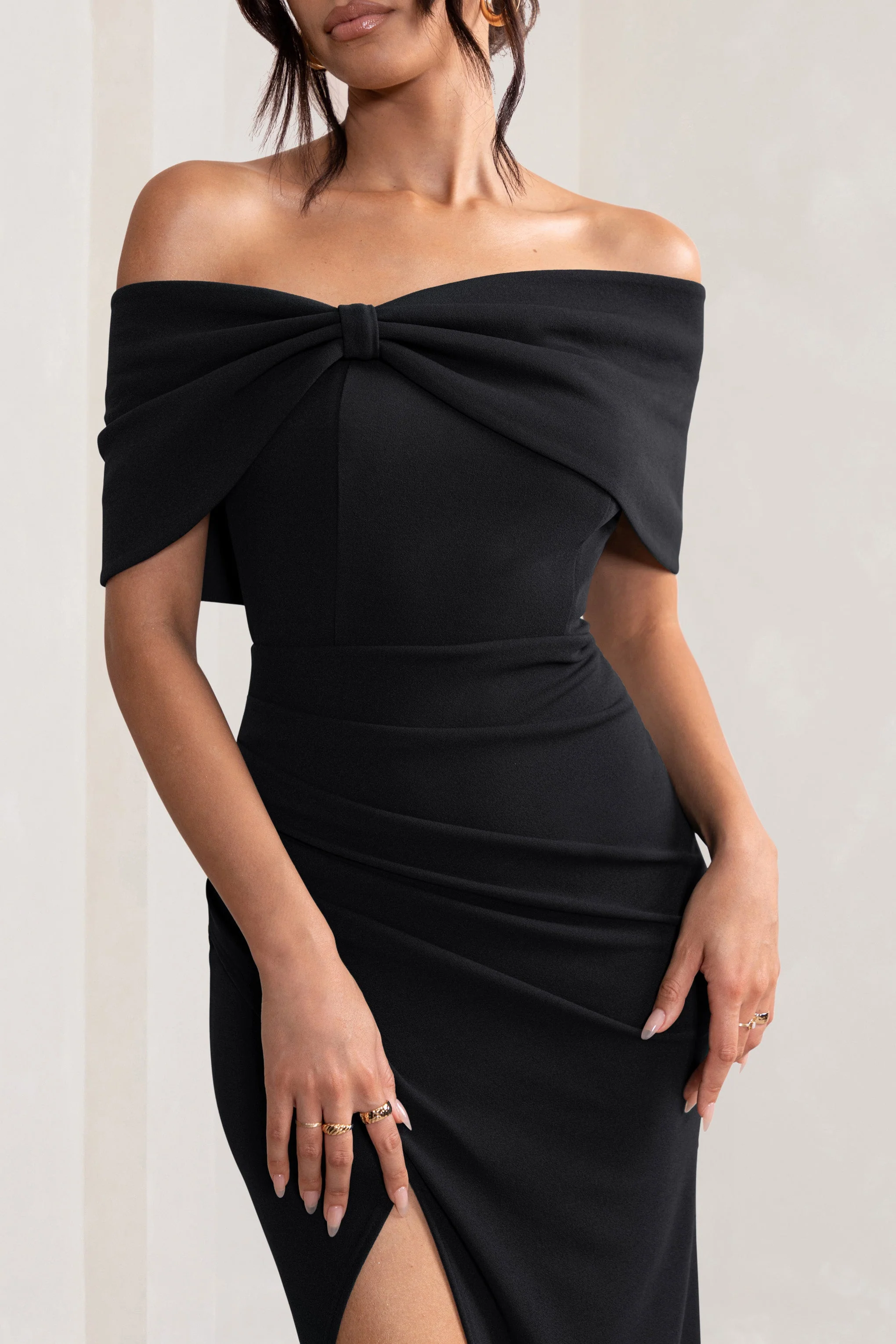 Eva | Robe longue noire bardot avec nœud et fente - Image 3