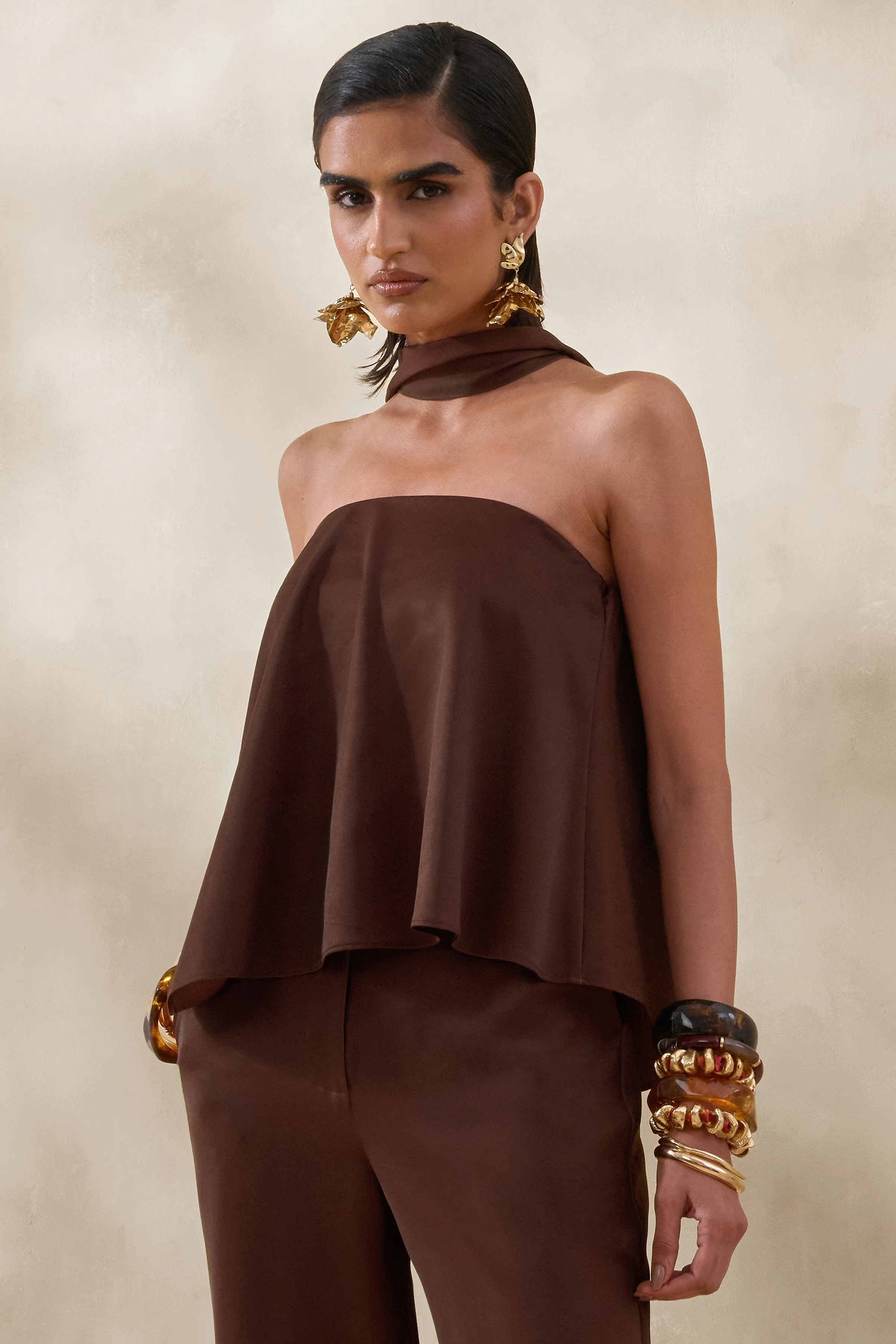 Evandra | Top bandeau en satin marron avec foulard - Image 5