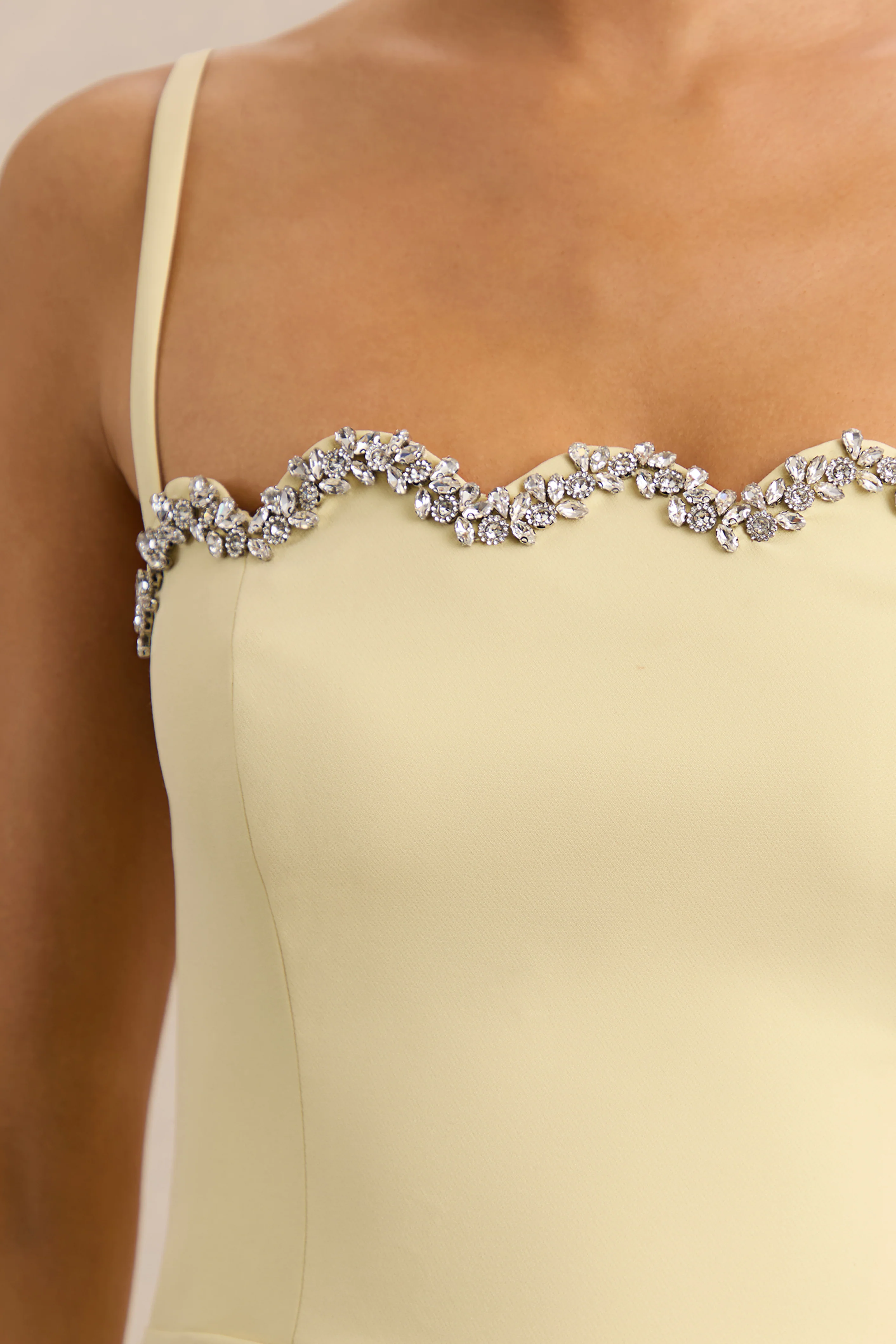 Evoria | Robe mi-longue citron à encolure carrée festonnée - Image 6