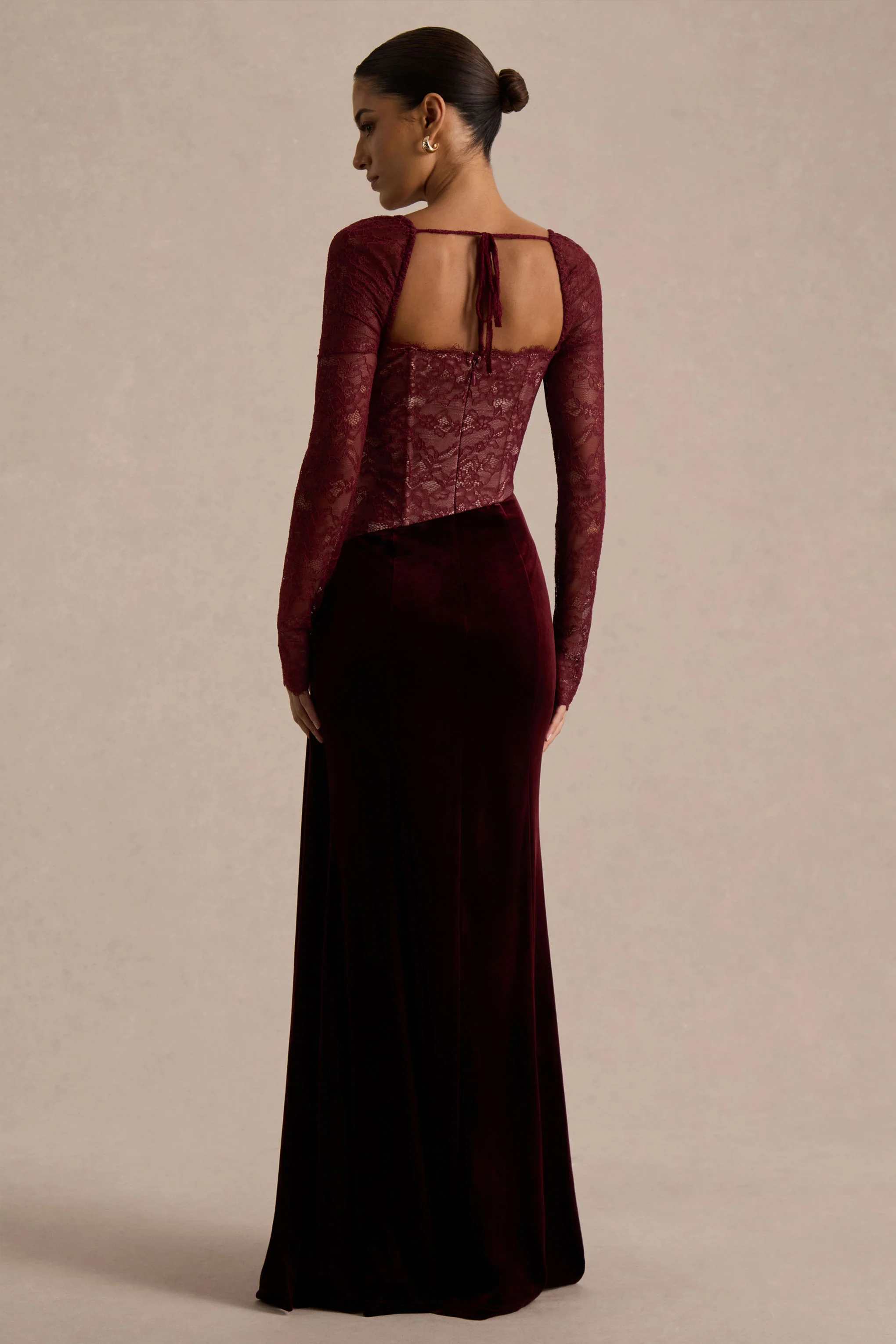 Finesse | Robe longue bordeaux en dentelle et velours à encolure carrée et jupe drapée - Image 2