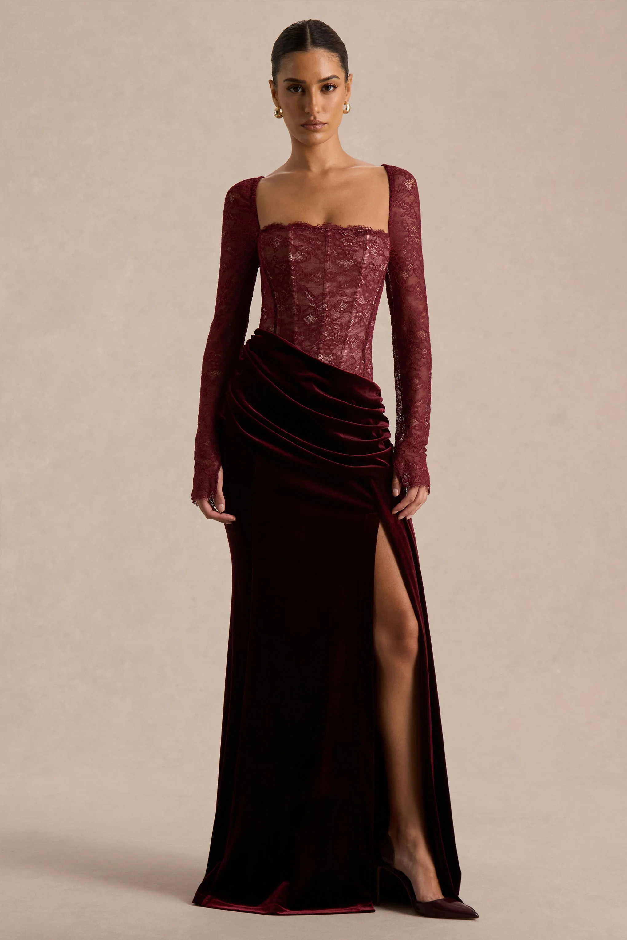 Finesse | Robe longue bordeaux en dentelle et velours à encolure carrée et jupe drapée - Image 3